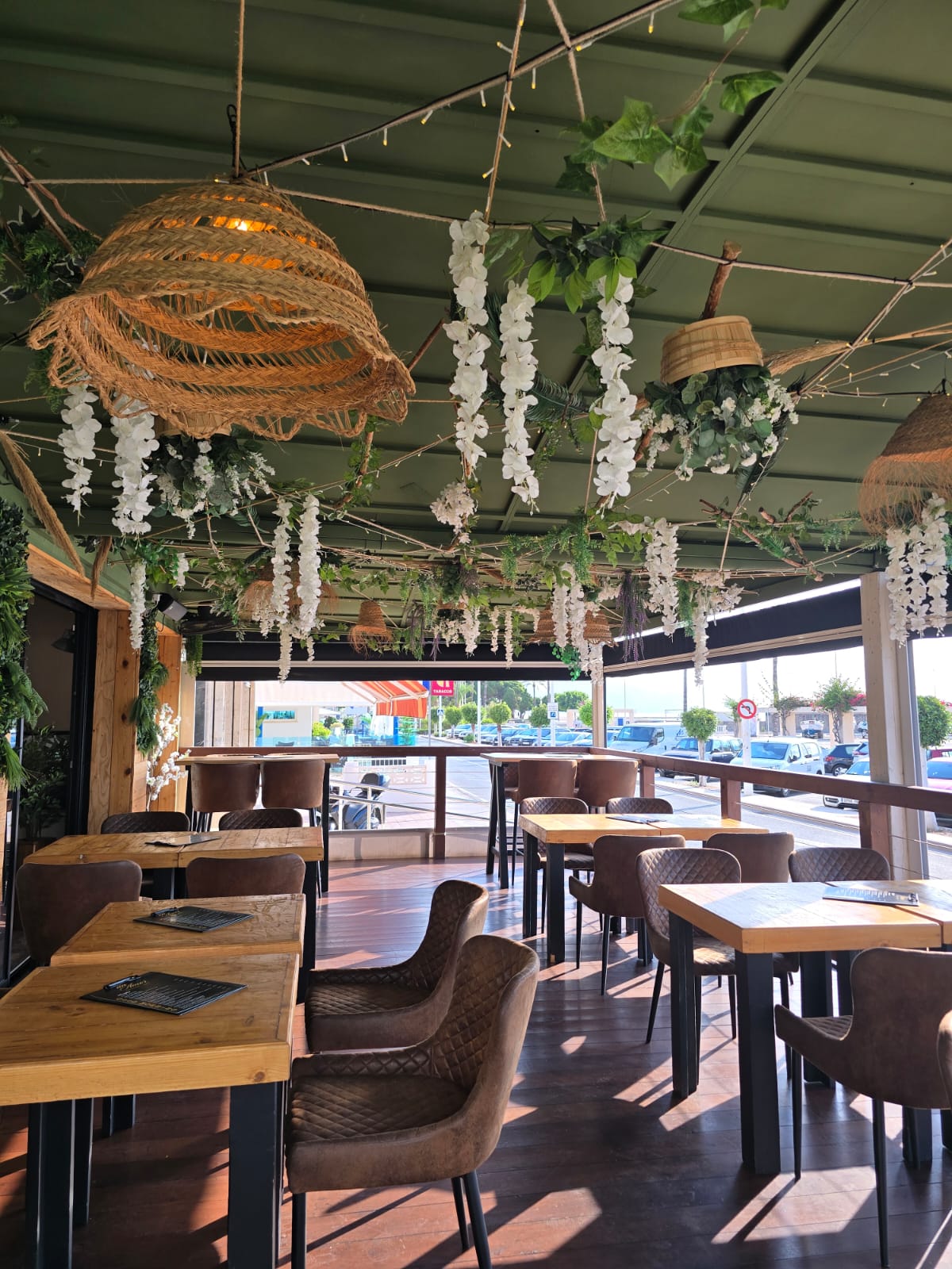Restaurante listo para entrar, con vistas espectaculares al puerto. ¡Oportunidad única en Altea! 