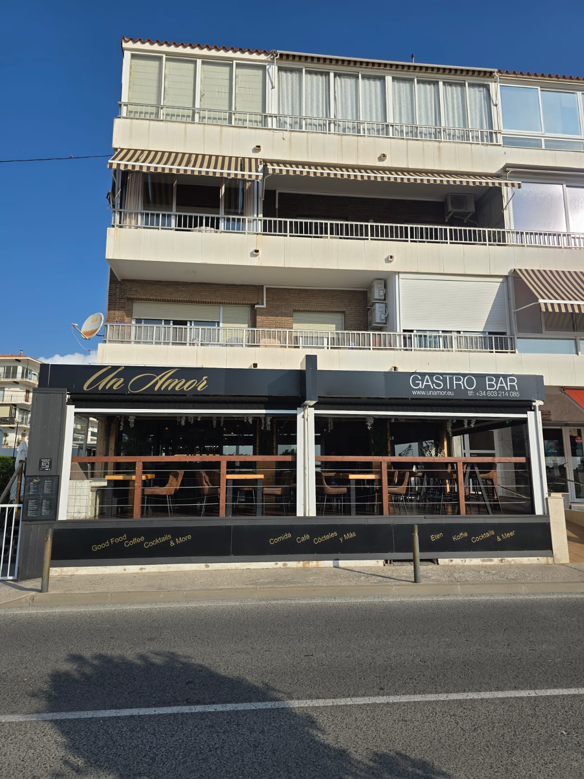 Restaurante listo para entrar, con vistas espectaculares al puerto. ¡Oportunidad única en Altea! 