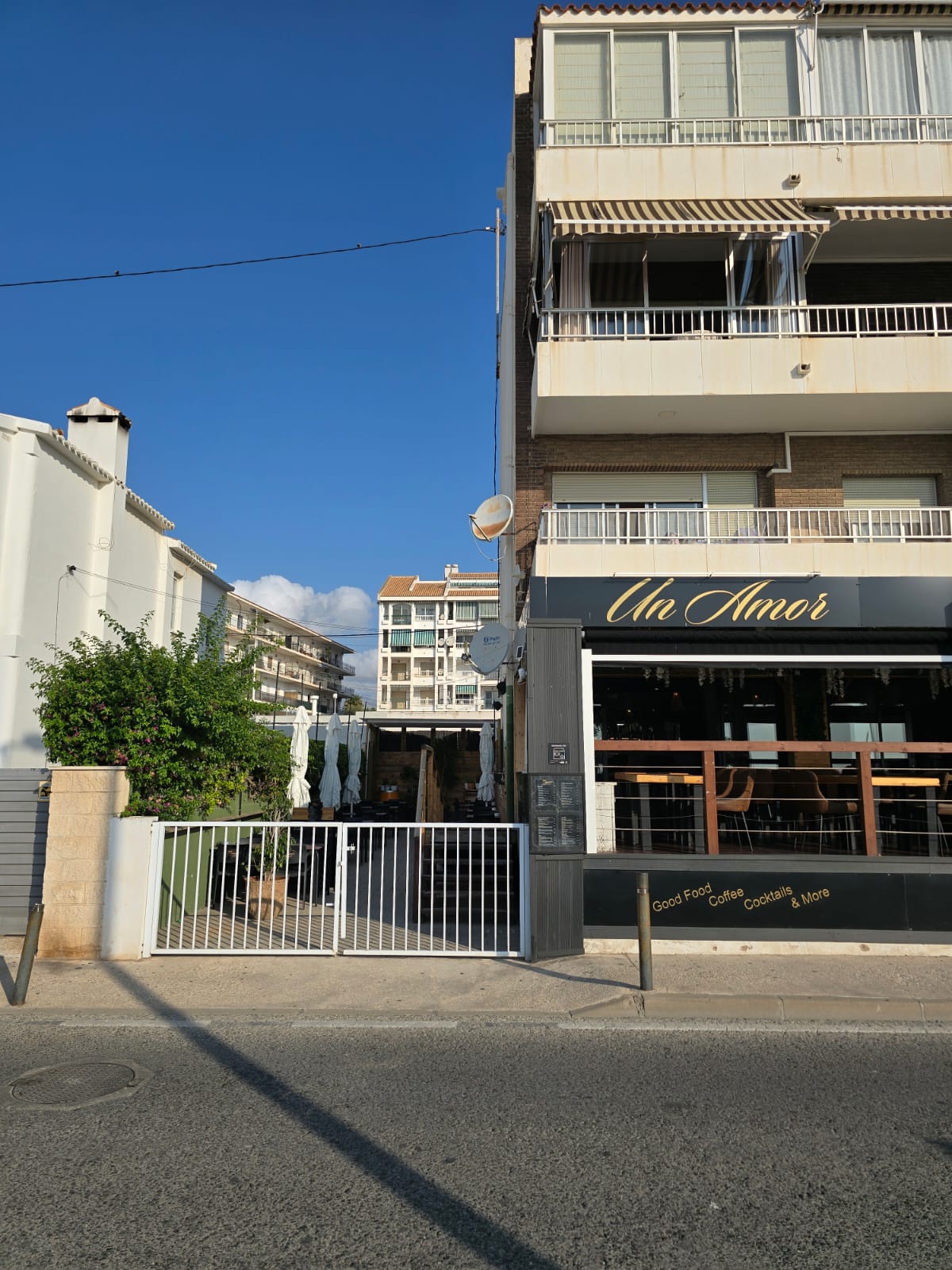 Restaurante listo para entrar, con vistas espectaculares al puerto. ¡Oportunidad única en Altea! 