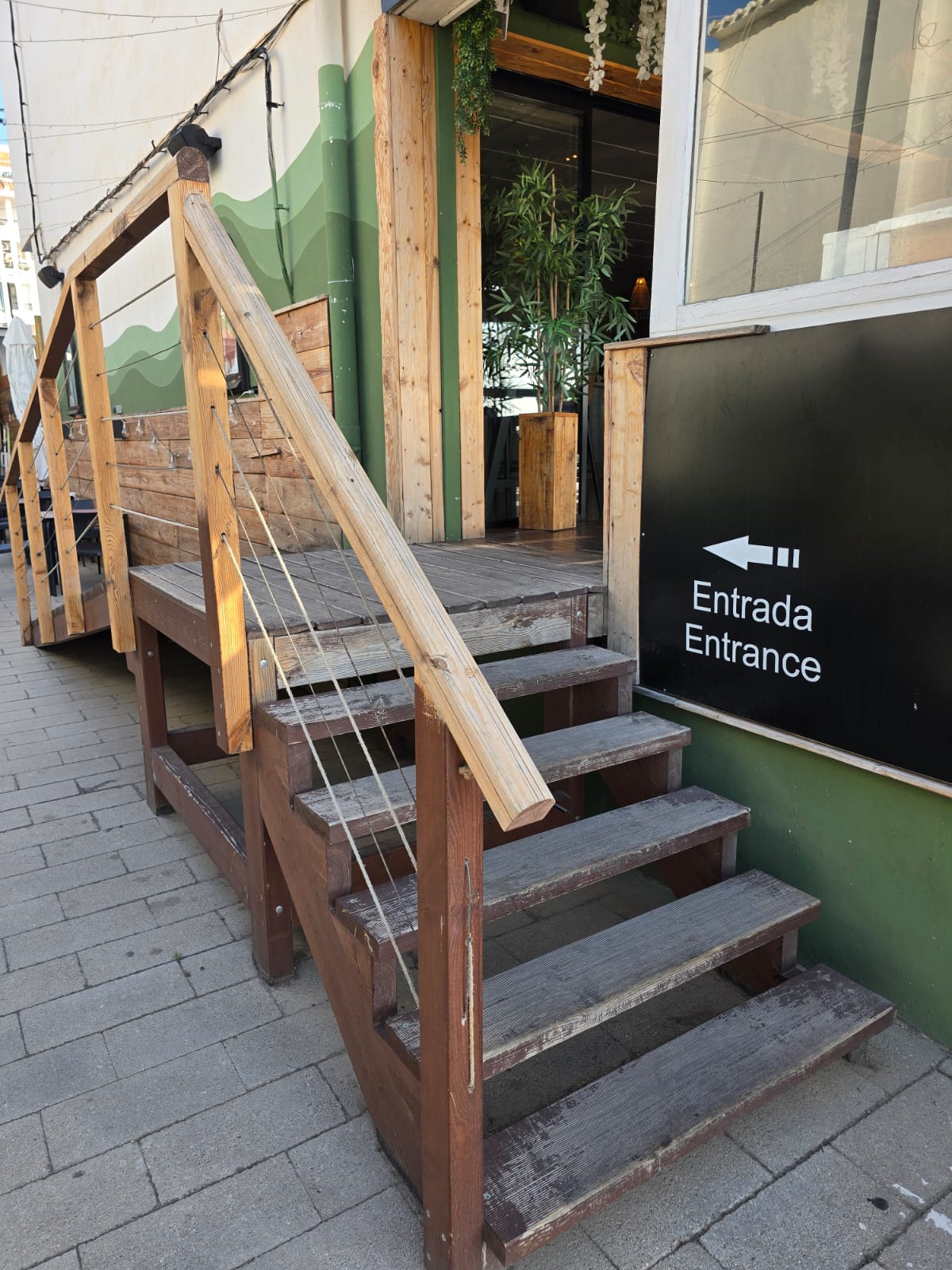 Restaurante listo para entrar, con vistas espectaculares al puerto. ¡Oportunidad única en Altea! 