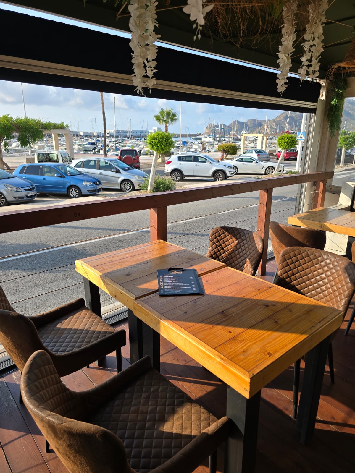 Restaurante listo para entrar, con vistas espectaculares al puerto. ¡Oportunidad única en Altea! 