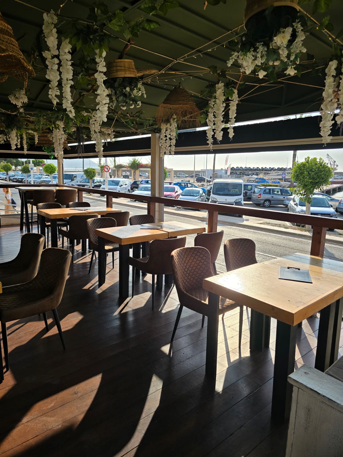 Restaurante listo para entrar, con vistas espectaculares al puerto. ¡Oportunidad única en Altea! 