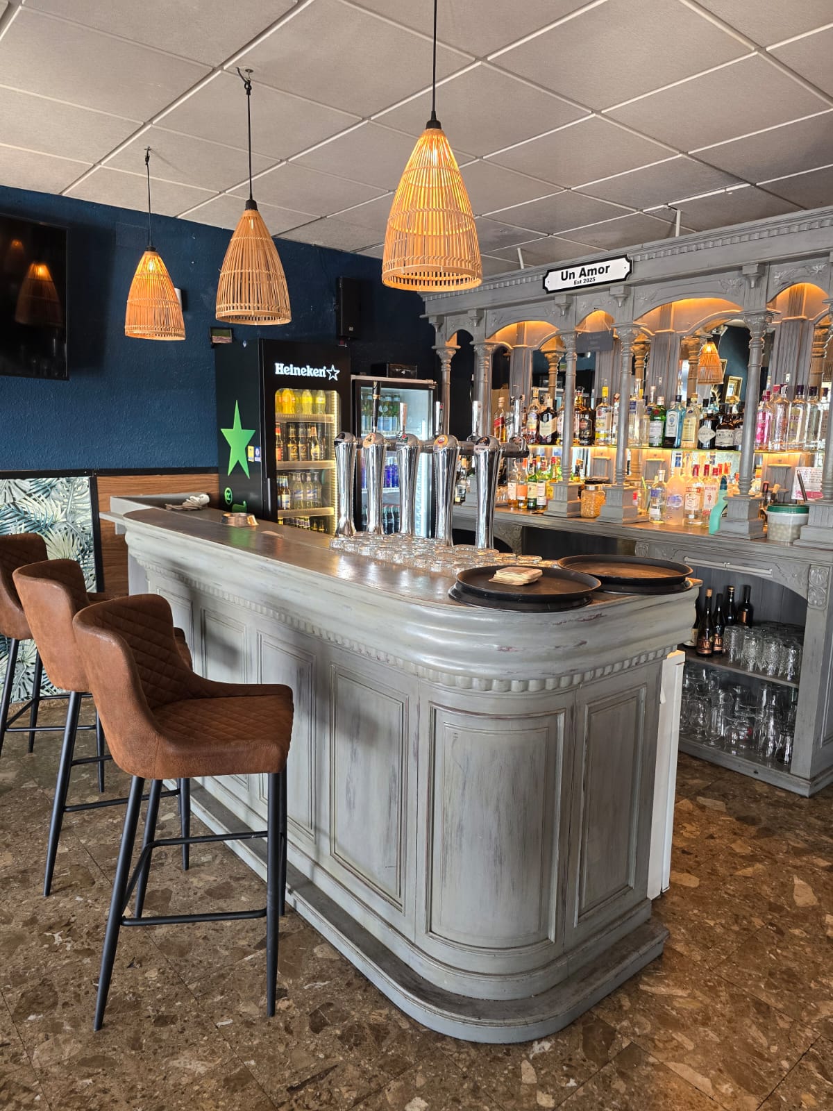 Restaurante listo para entrar, con vistas espectaculares al puerto. ¡Oportunidad única en Altea! 