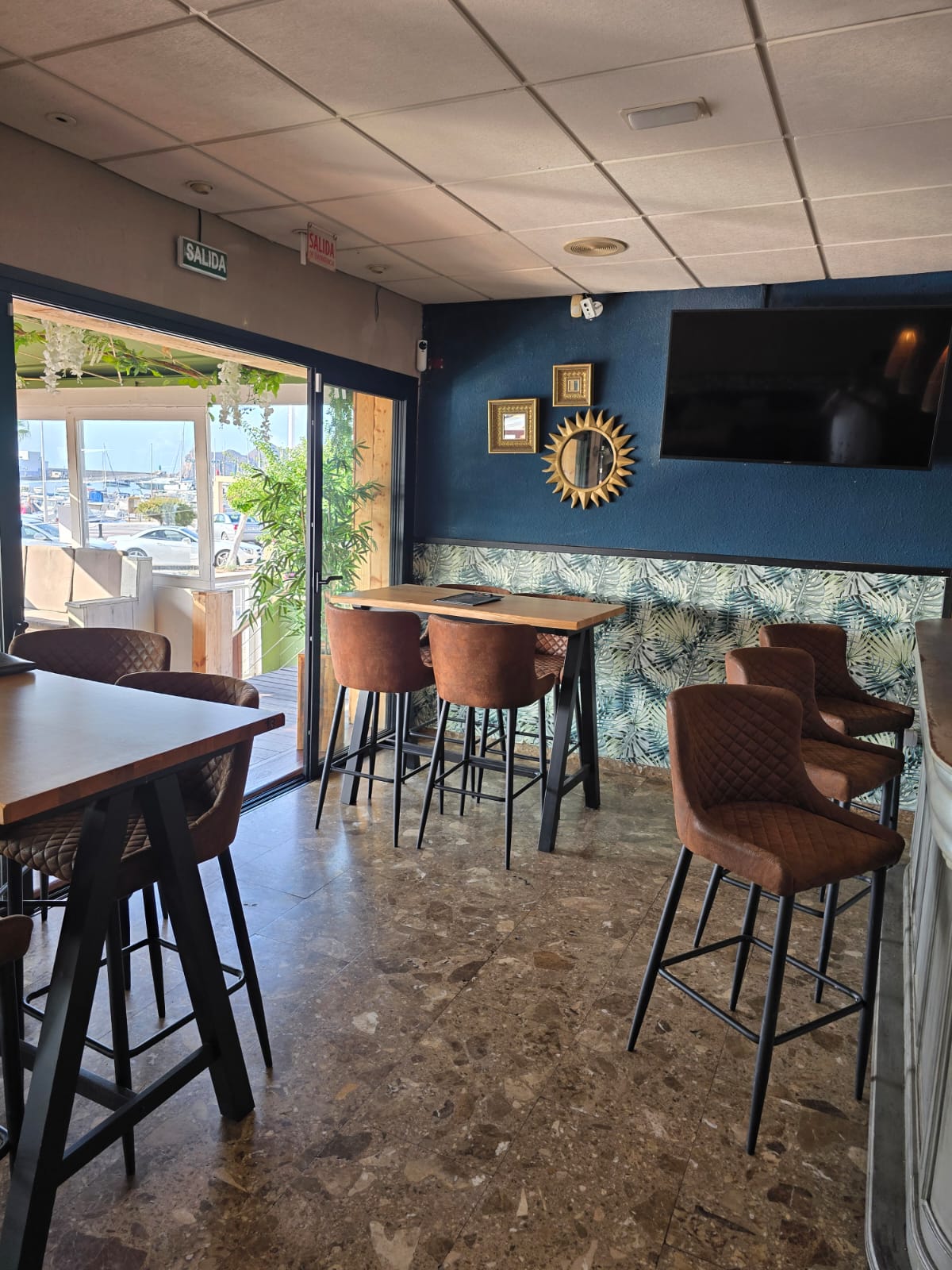 Restaurante listo para entrar, con vistas espectaculares al puerto. ¡Oportunidad única en Altea! 