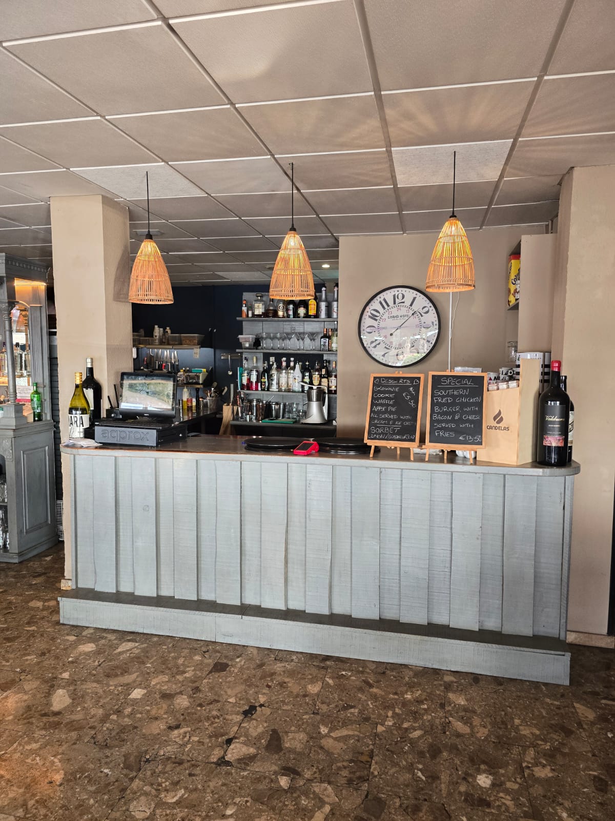 Restaurante listo para entrar, con vistas espectaculares al puerto. ¡Oportunidad única en Altea! 