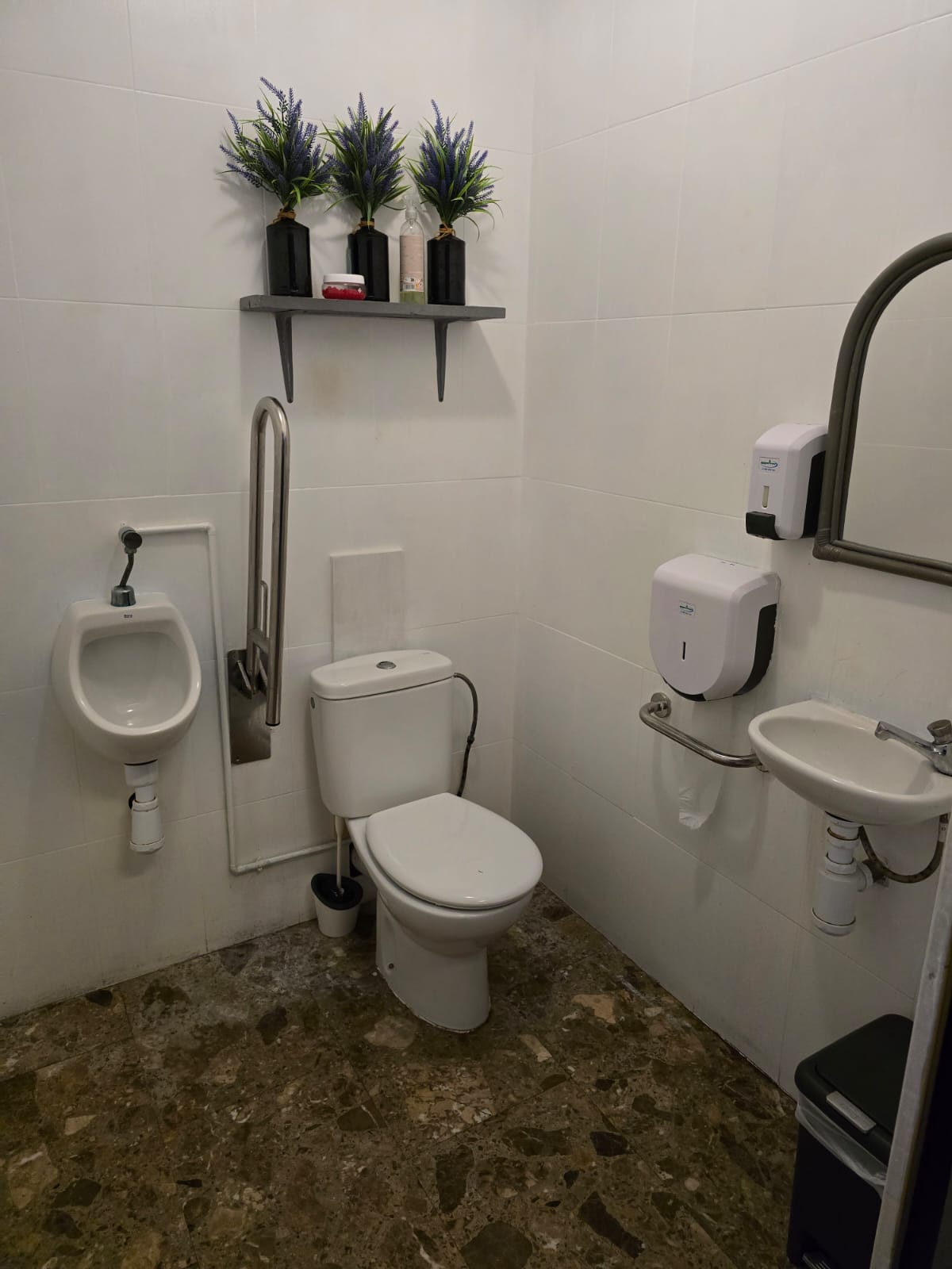 Restaurante listo para entrar, con vistas espectaculares al puerto. ¡Oportunidad única en Altea! 
