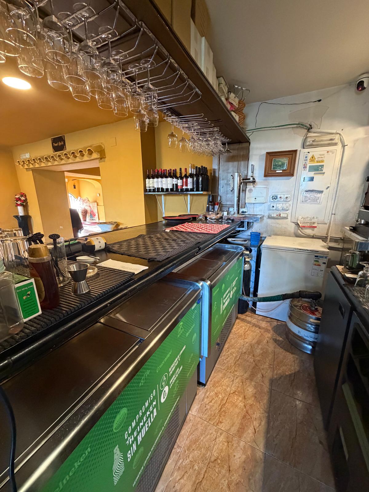 Traspaso: Restaurante consolidado con gran terraza, vivienda incluida y alto potencial en Alfaz del Pi