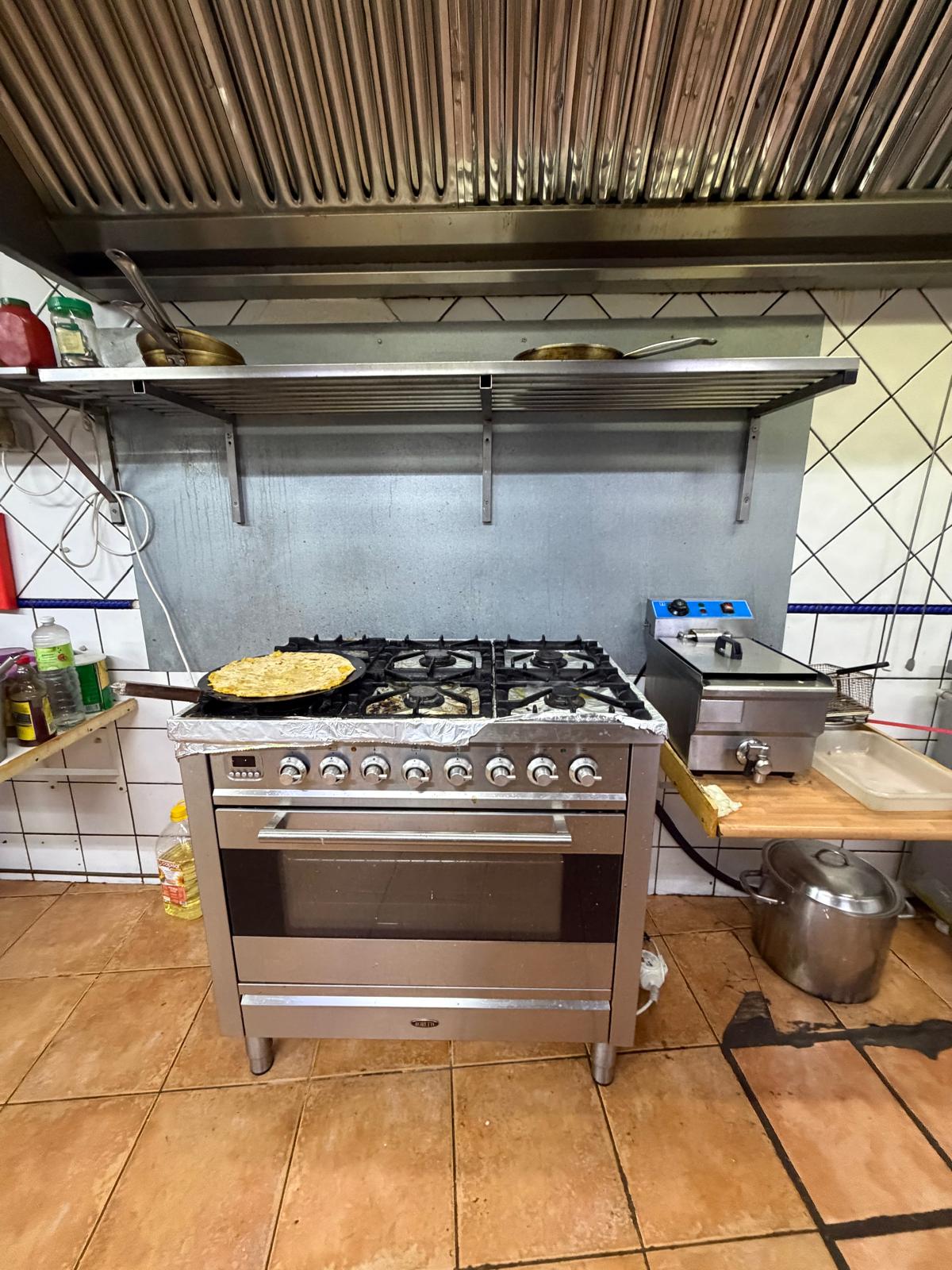 Traspaso: Restaurante consolidado con gran terraza, vivienda incluida y alto potencial en Alfaz del Pi