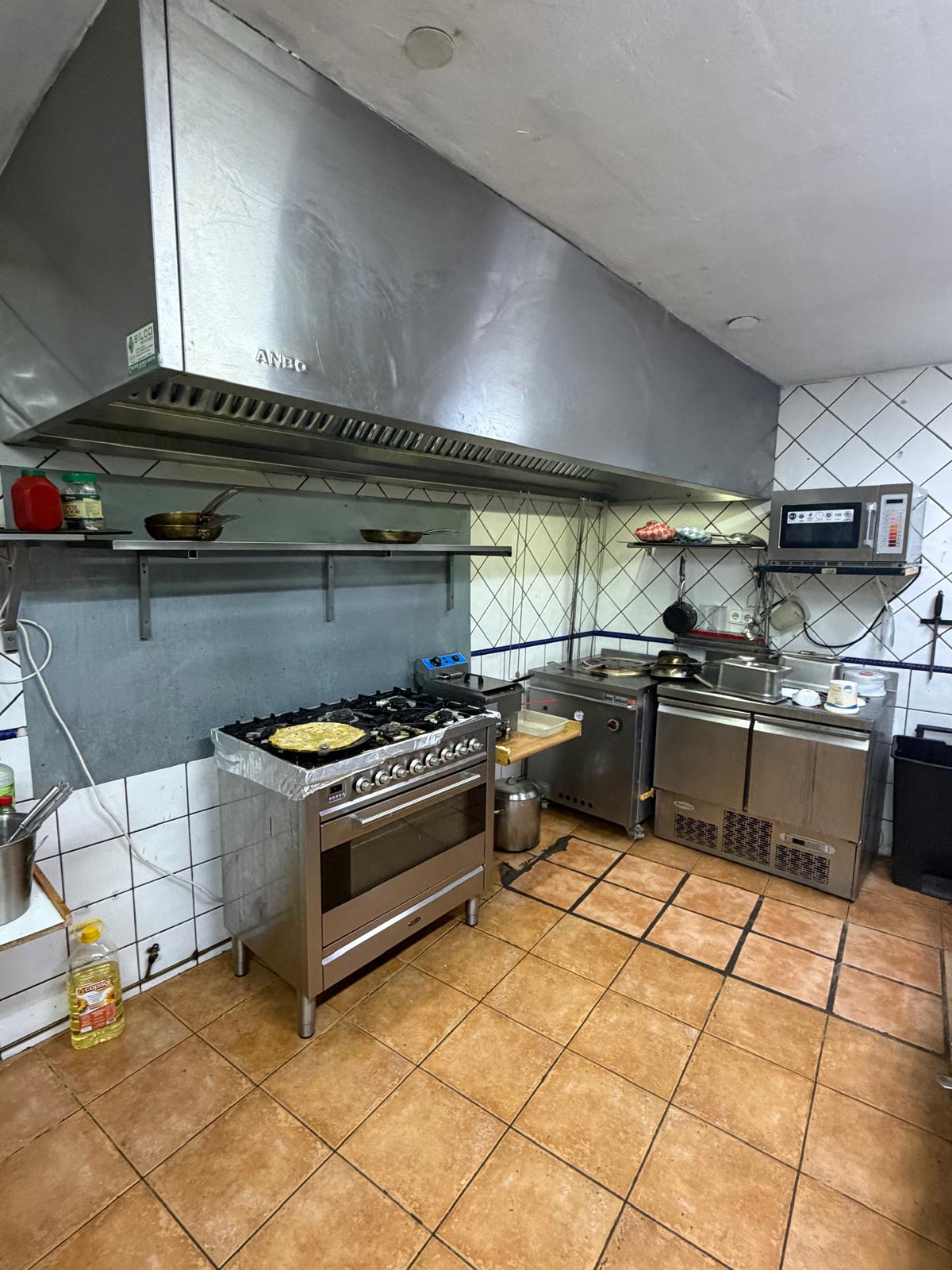 Traspaso: Restaurante consolidado con gran terraza, vivienda incluida y alto potencial en Alfaz del Pi