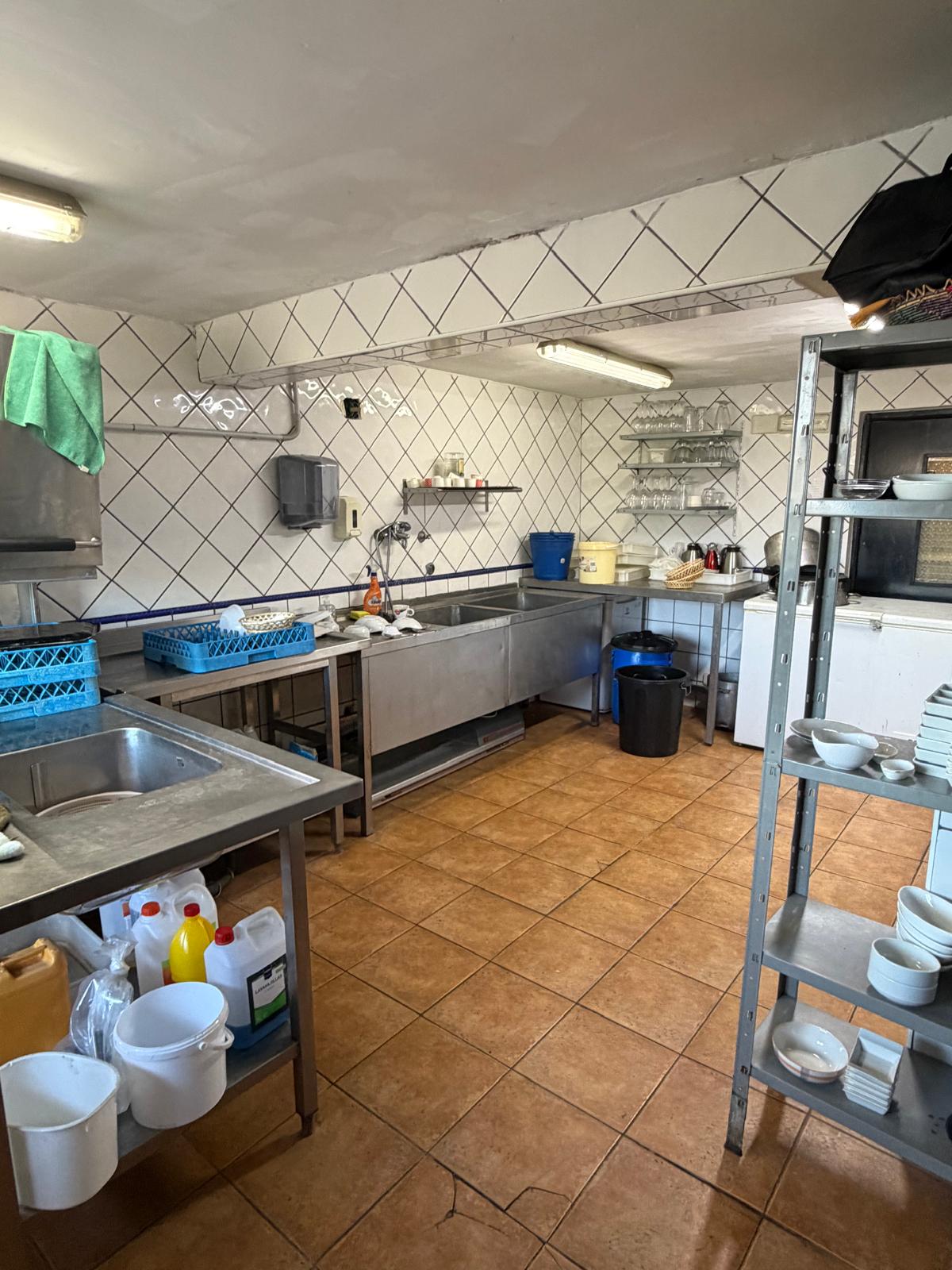 Traspaso: Restaurante consolidado con gran terraza, vivienda incluida y alto potencial en Alfaz del Pi