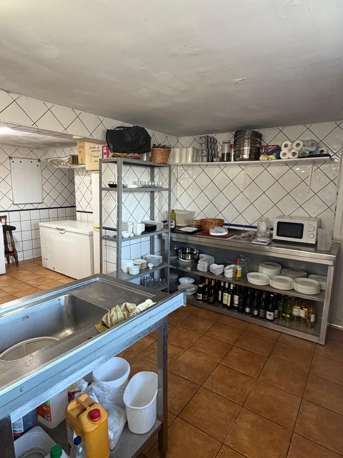 Traspaso: Restaurante consolidado con gran terraza, vivienda incluida y alto potencial en Alfaz del Pi