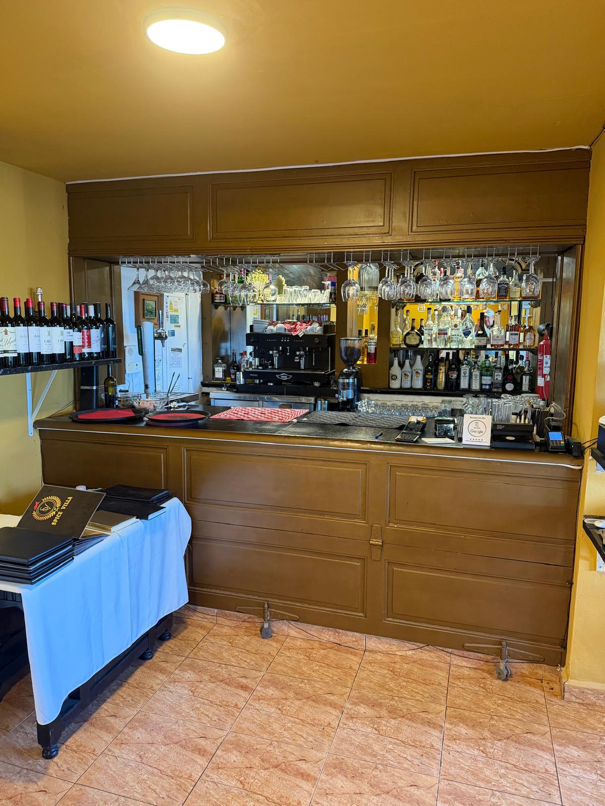 Traspaso: Restaurante consolidado con gran terraza, vivienda incluida y alto potencial en Alfaz del Pi