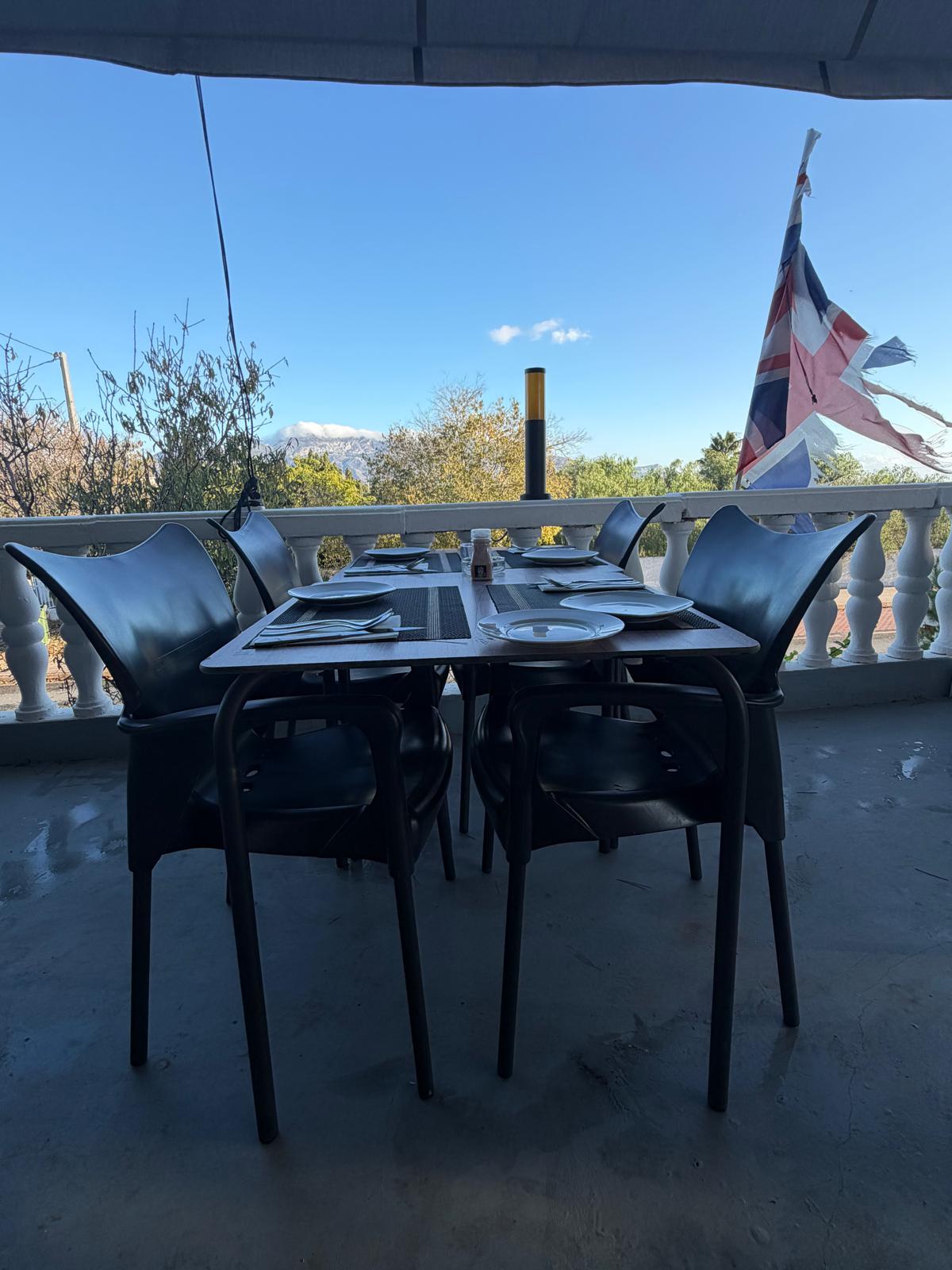Traspaso: Restaurante consolidado con gran terraza, vivienda incluida y alto potencial en Alfaz del Pi