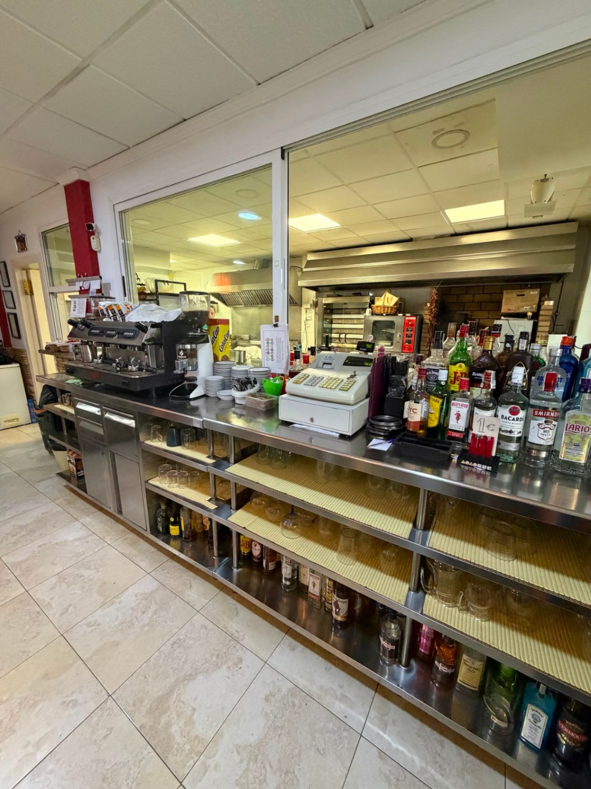 Trapaso Restaurante / Pizzeria en una ubicación privilegiada en Albir