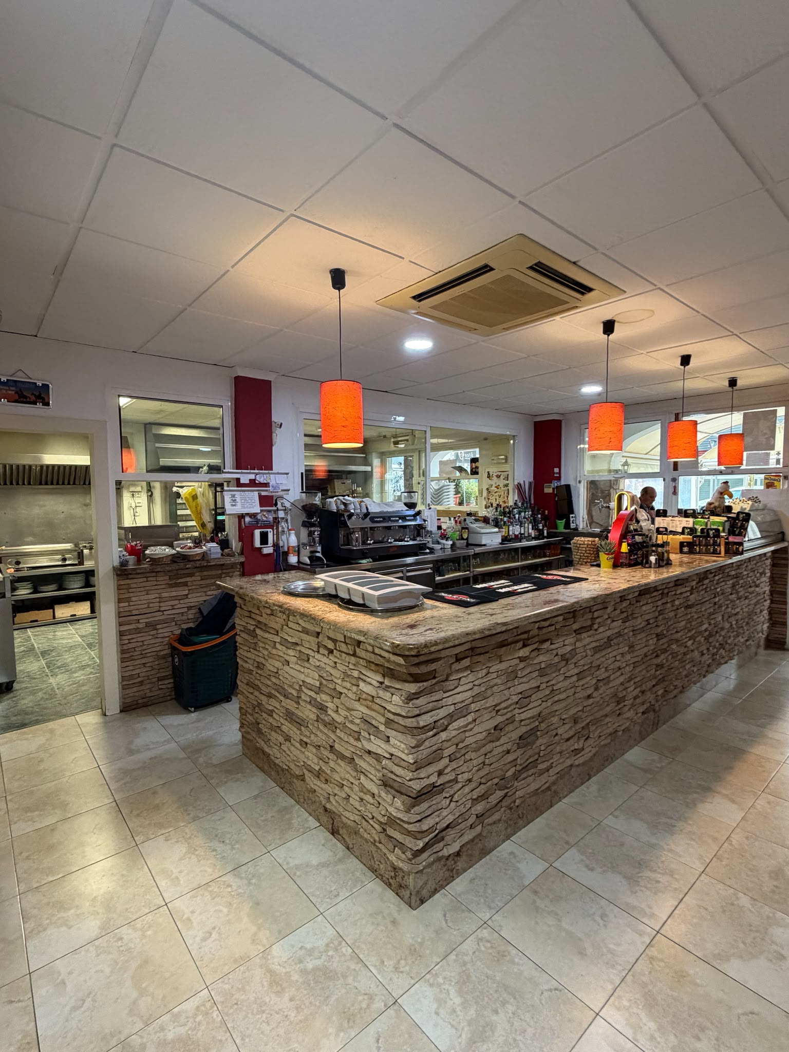 Trapaso Restaurante / Pizzeria en una ubicación privilegiada en Albir
