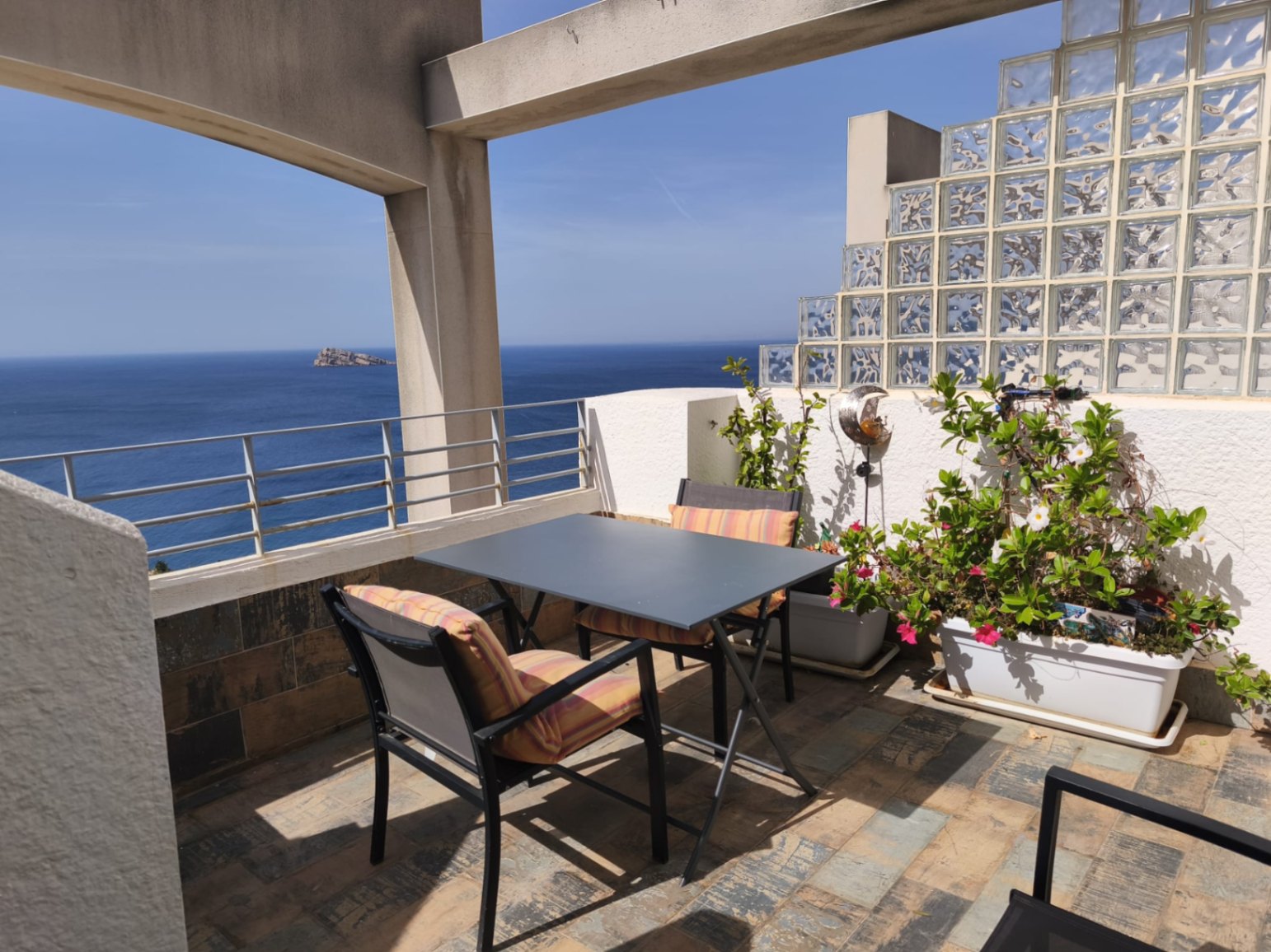 For sale, a truly special apartment in one of the most privileged areas of Benidorm.