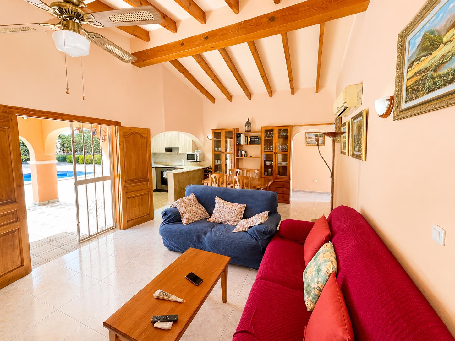 À vendre, chalet indépendant avec piscine privée et terrain de 800 m² dans l'urbanisation Belmonte.