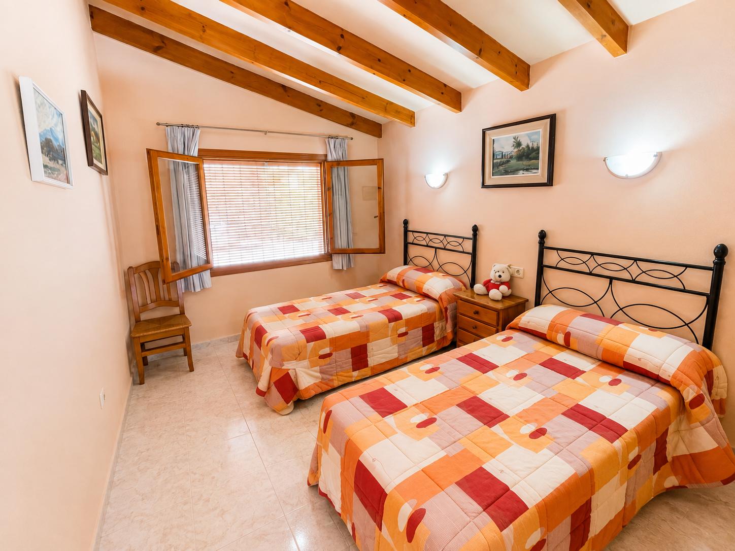À vendre, chalet indépendant avec piscine privée et terrain de 800 m² dans l'urbanisation Belmonte.