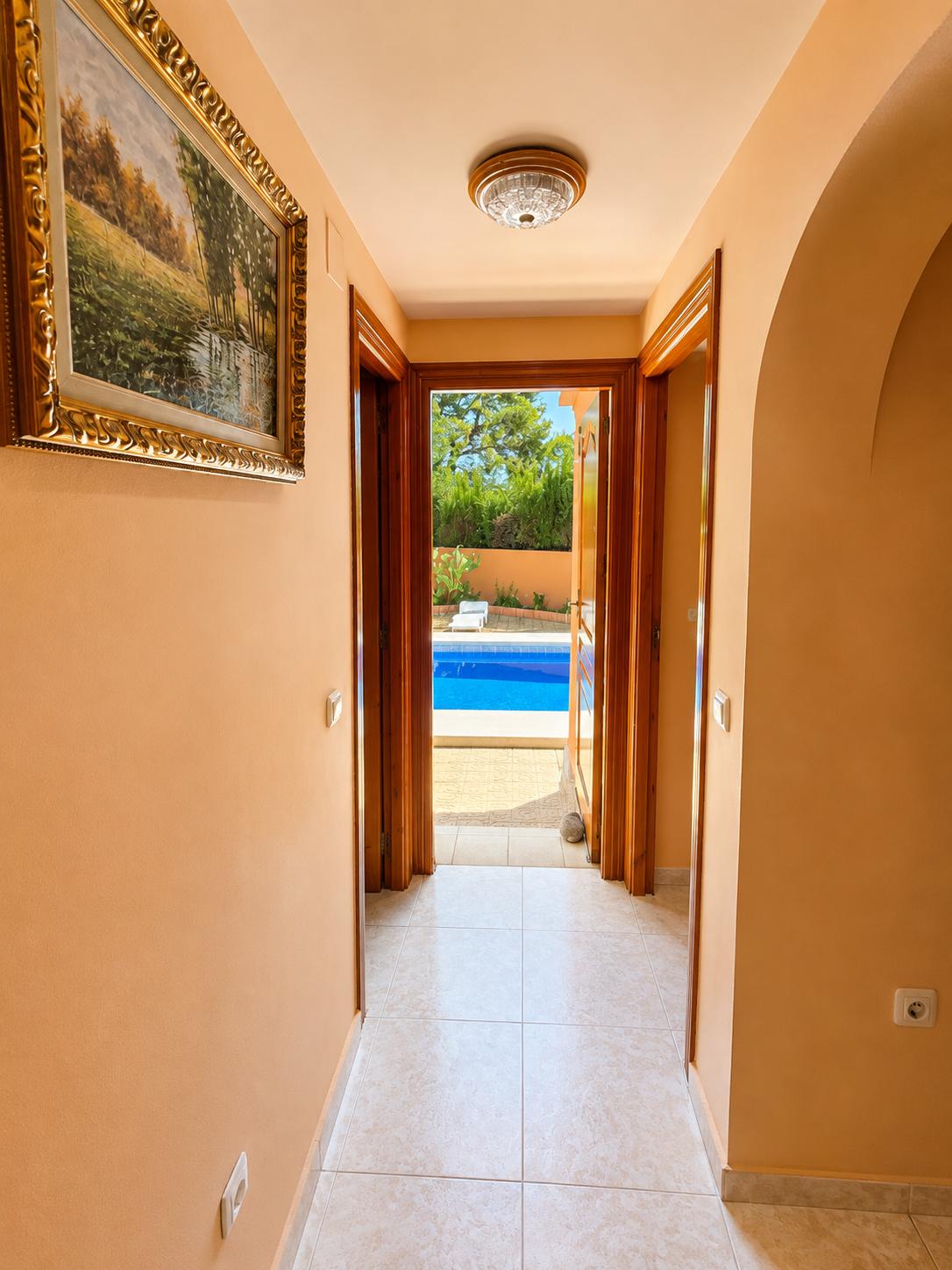 À vendre, chalet indépendant avec piscine privée et terrain de 800 m² dans l'urbanisation Belmonte.