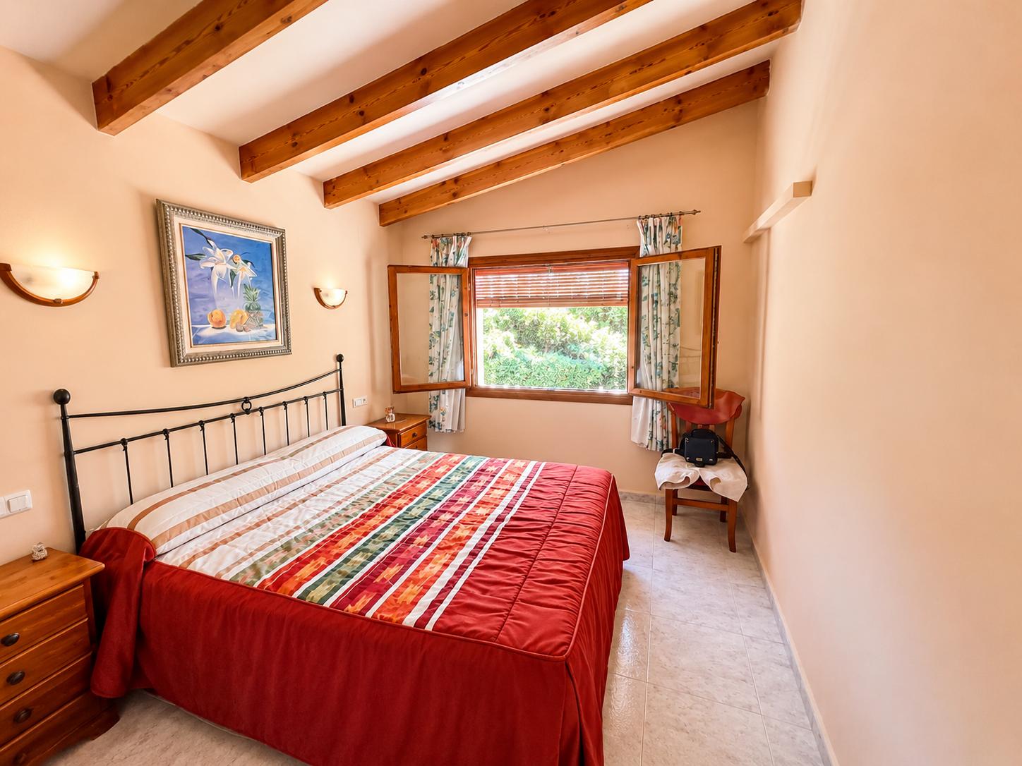 À vendre, chalet indépendant avec piscine privée et terrain de 800 m² dans l'urbanisation Belmonte.