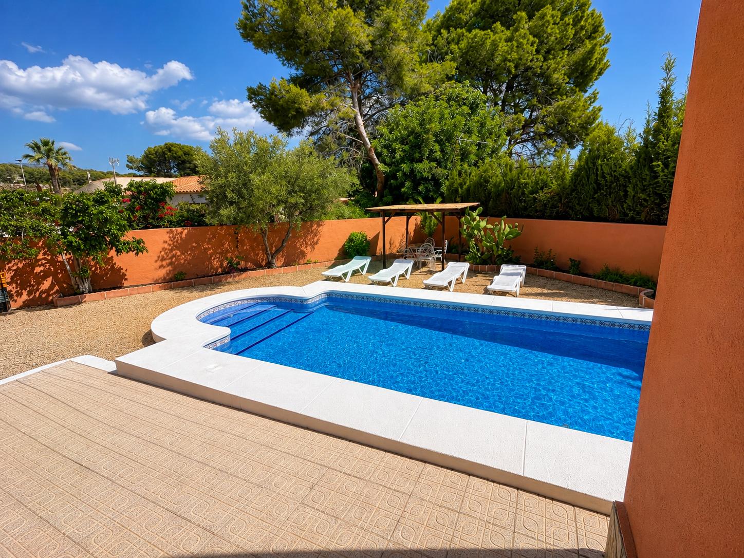 À vendre, chalet indépendant avec piscine privée et terrain de 800 m² dans l'urbanisation Belmonte.