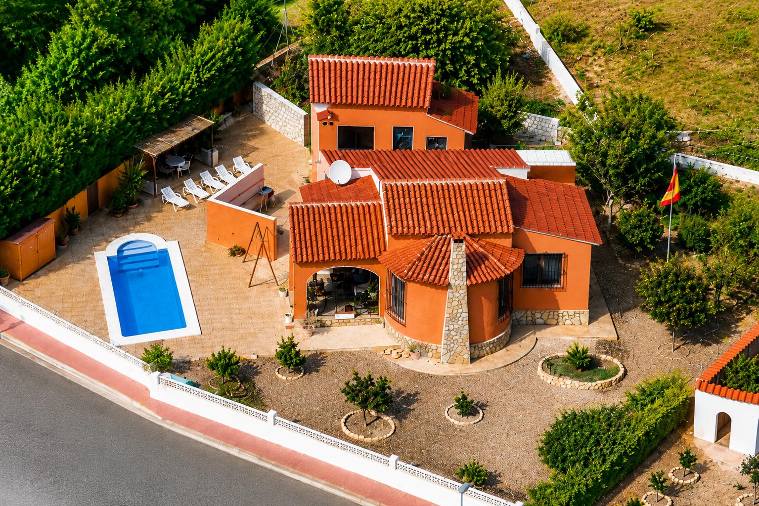 GT-0535 - Zu verkaufen, unabhängiges Chalet mit privatem Pool und Grundstück von 800 m² in der Urbanización Belmonte.