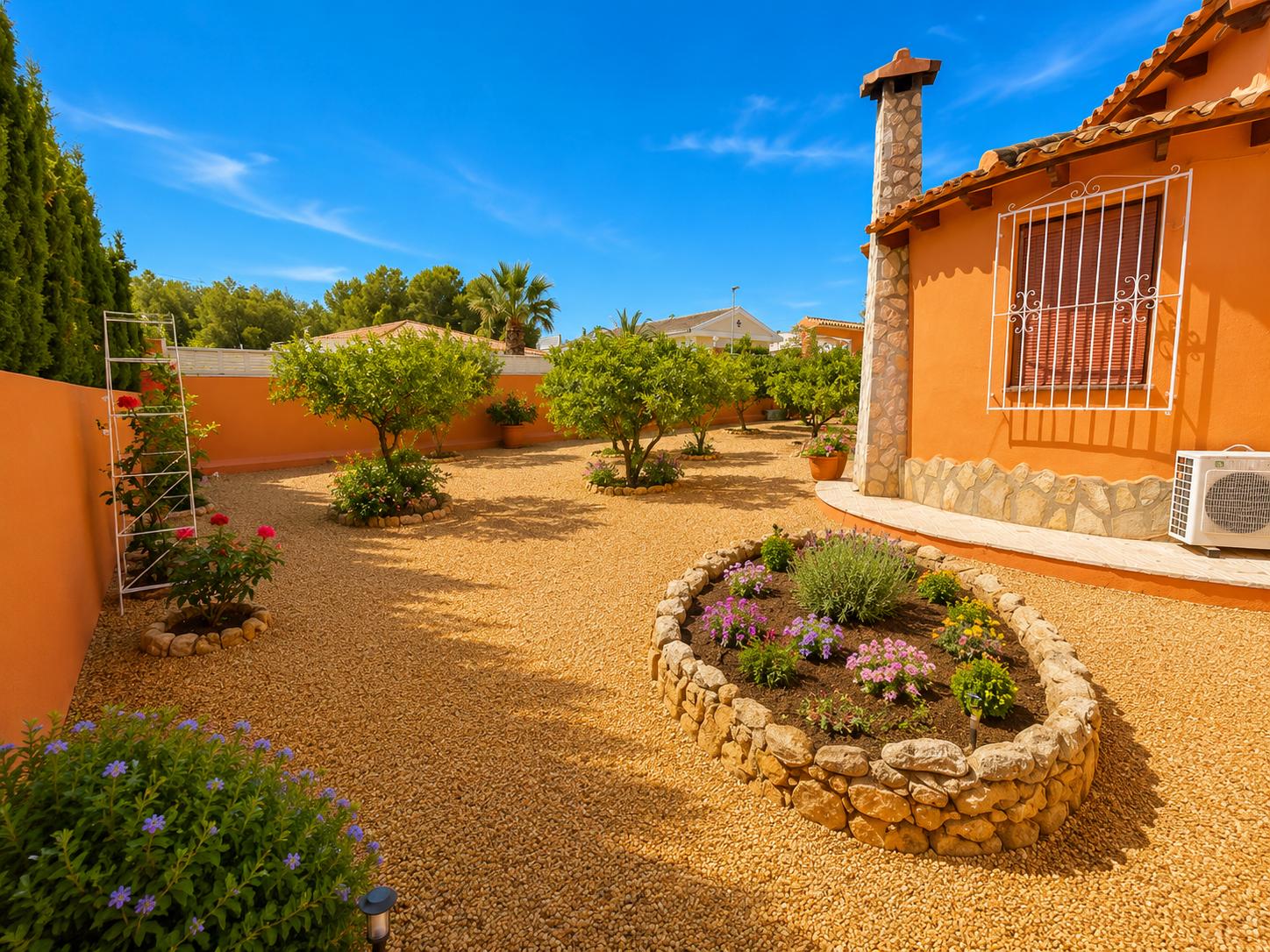 À vendre, chalet indépendant avec piscine privée et terrain de 800 m² dans l'urbanisation Belmonte.