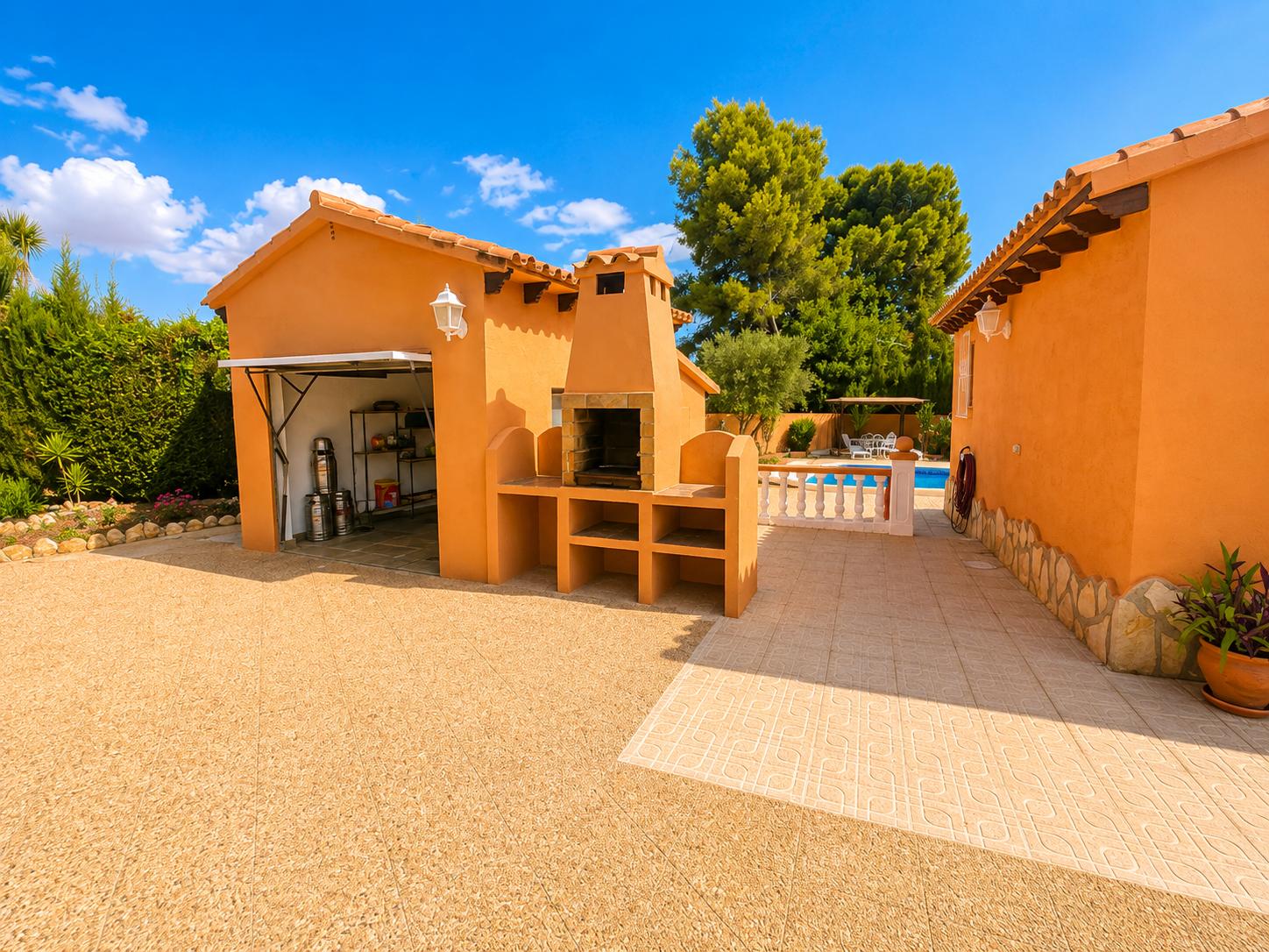 À vendre, chalet indépendant avec piscine privée et terrain de 800 m² dans l'urbanisation Belmonte.