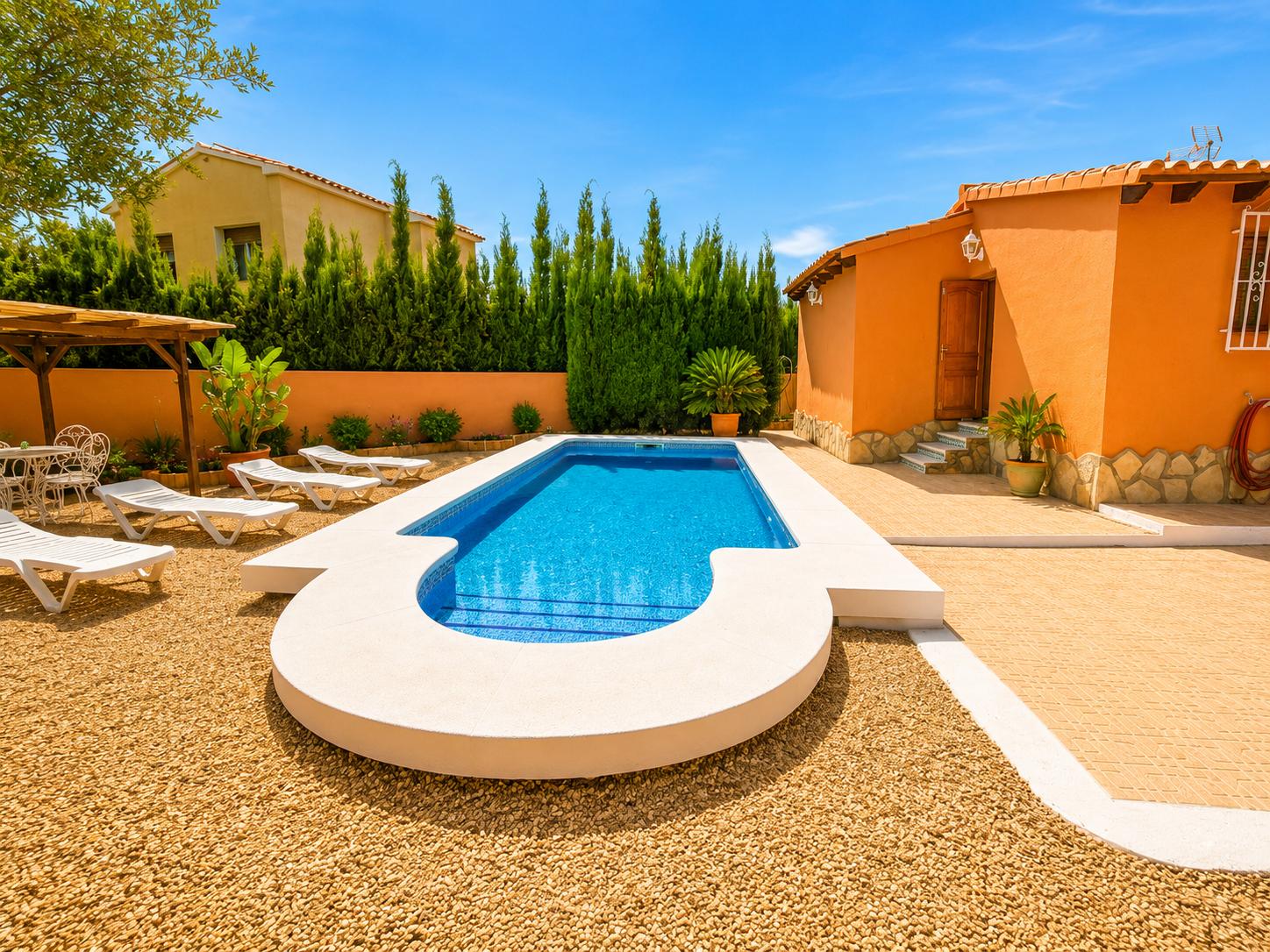 À vendre, chalet indépendant avec piscine privée et terrain de 800 m² dans l'urbanisation Belmonte.