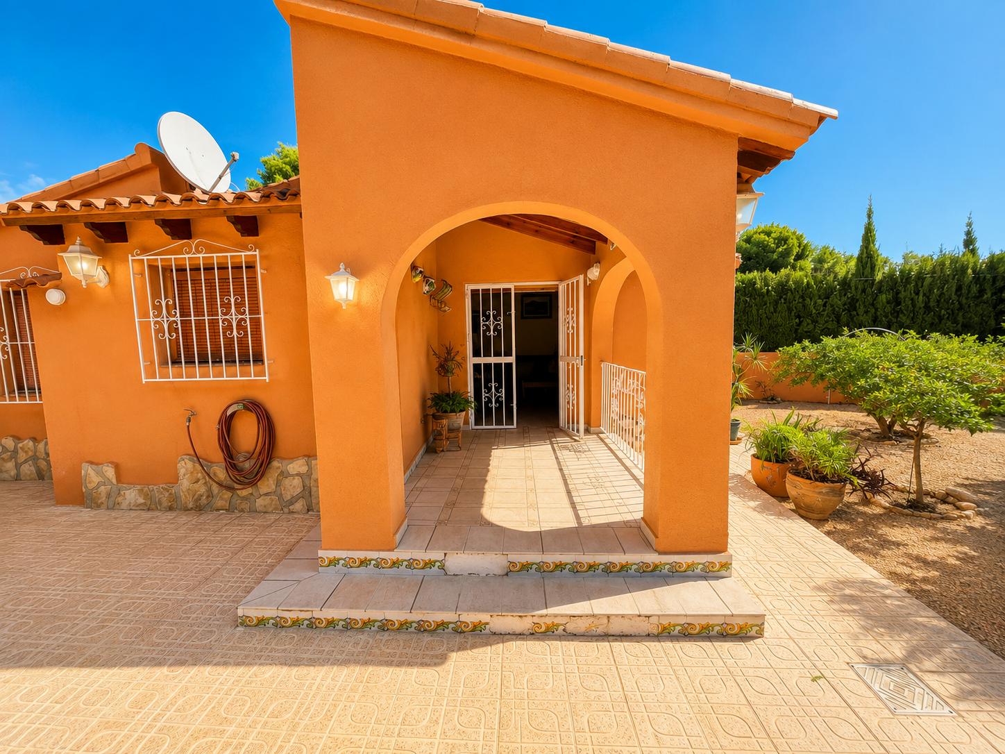À vendre, chalet indépendant avec piscine privée et terrain de 800 m² dans l'urbanisation Belmonte.