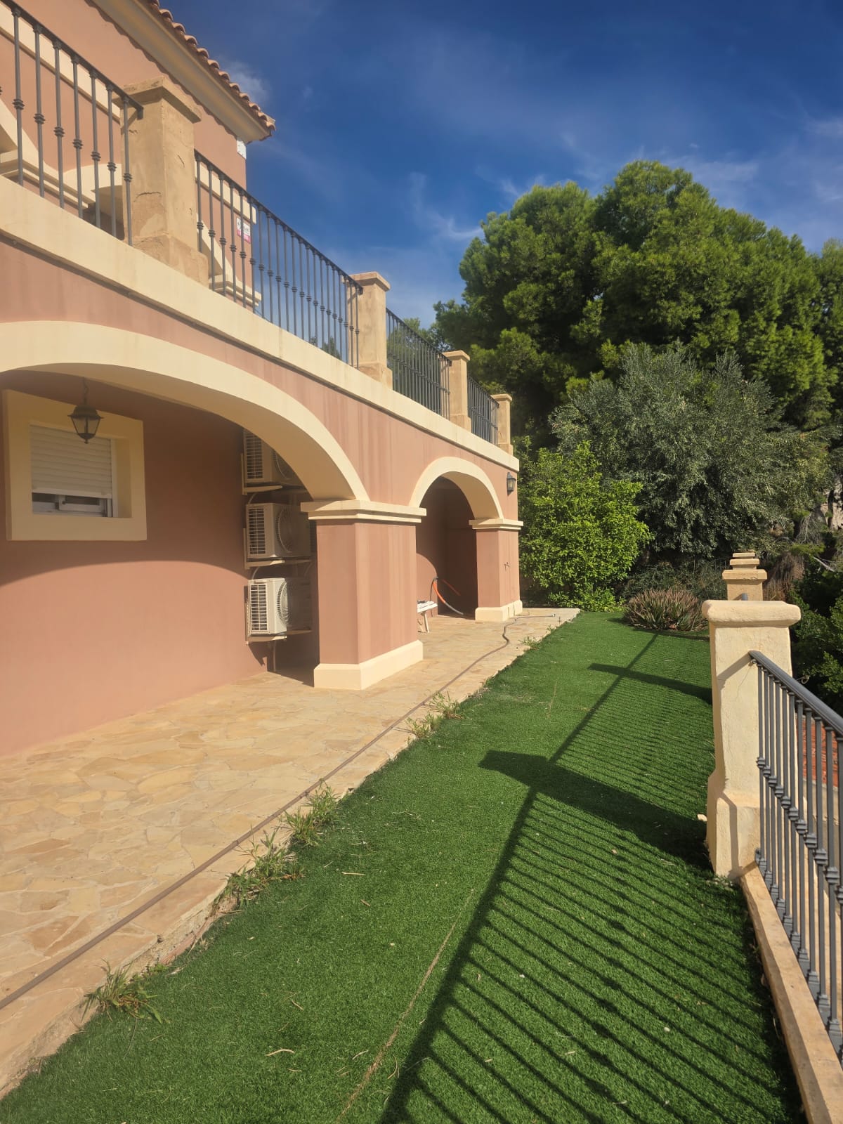 Espectacular villa independiente en Busot con piscina privada, vistas panorámicas y apartamentos independientes