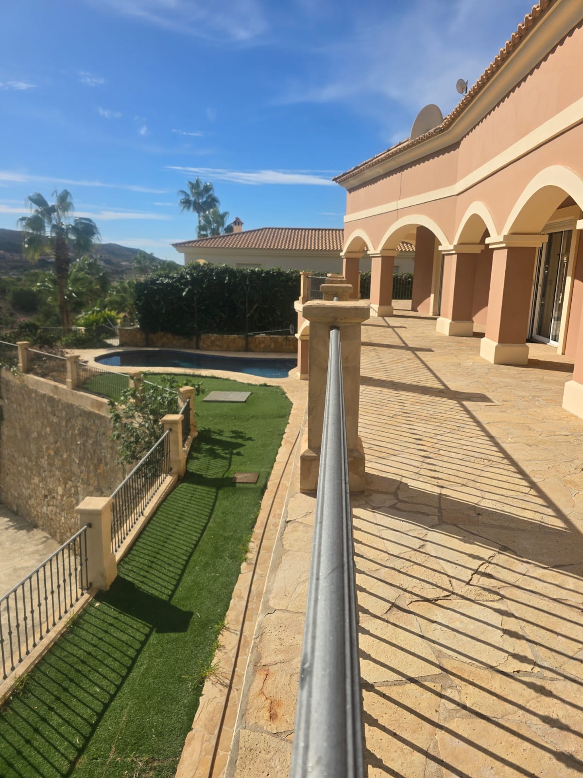 Espectacular villa independiente en Busot con piscina privada, vistas panorámicas y apartamentos independientes