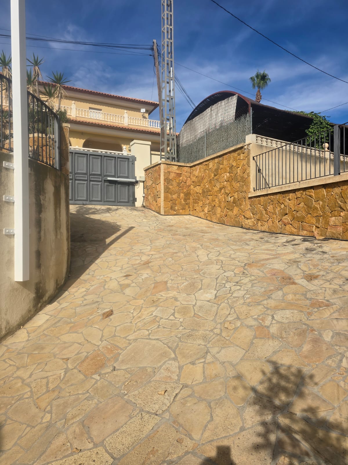 Espectacular villa independiente en Busot con piscina privada, vistas panorámicas y apartamentos independientes
