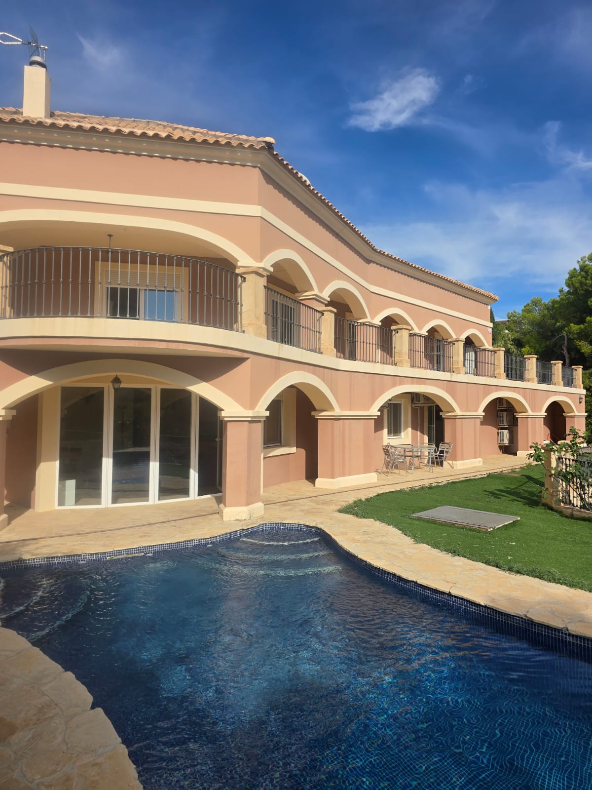 Espectacular villa independiente en Busot con piscina privada, vistas panorámicas y apartamentos independientes