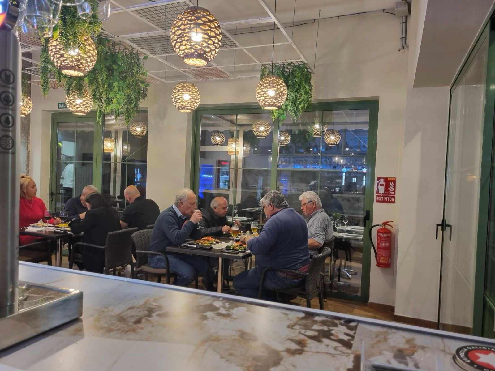 GRAN OPORTUNIDAD DE TRASPASO EN ALBIR, RESTAURANTE TOTALMENTE RENOVADO Y LISTO PARA ENTRAR