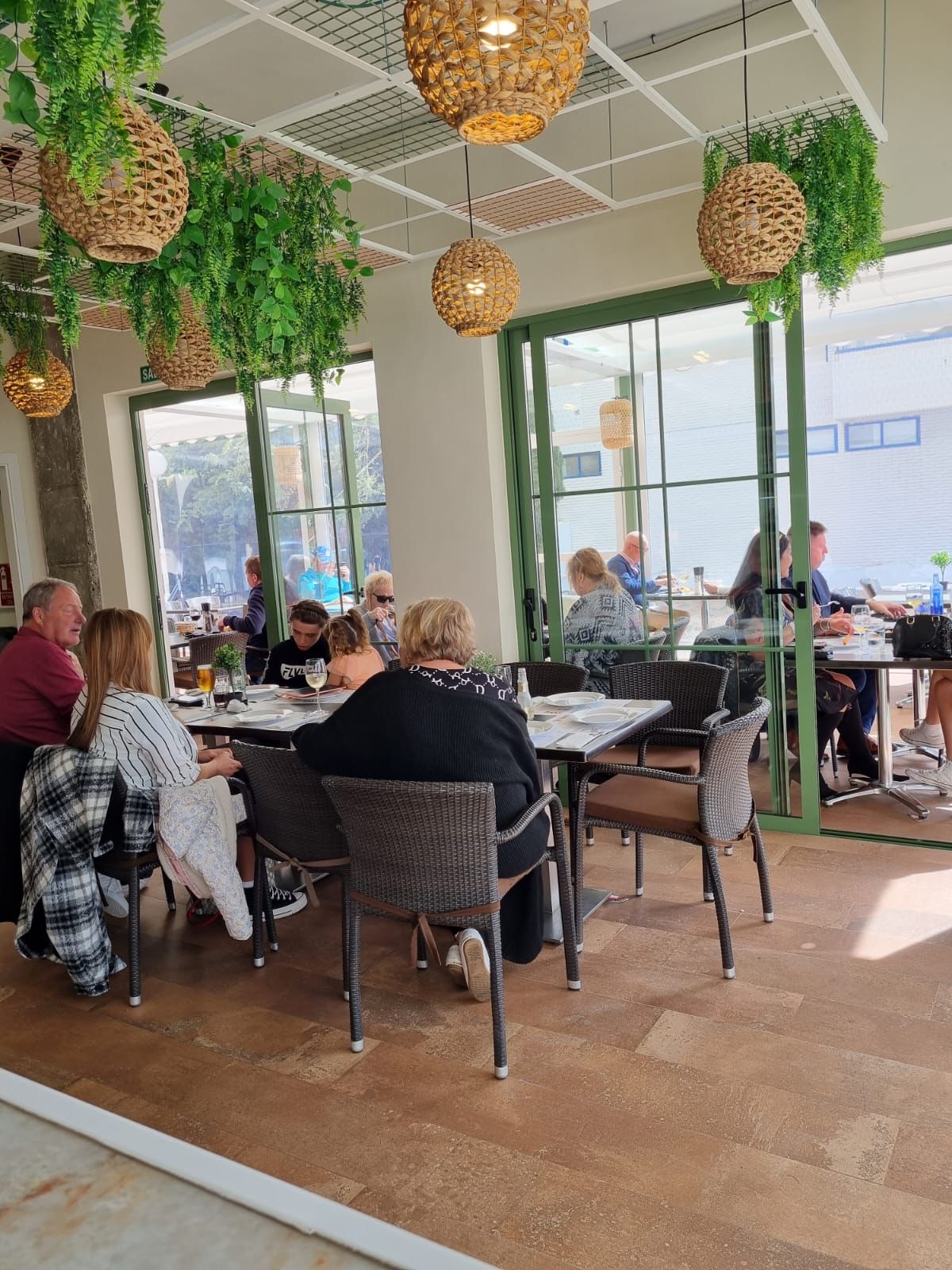 GRAN OPORTUNIDAD DE TRASPASO EN ALBIR, RESTAURANTE TOTALMENTE RENOVADO Y LISTO PARA ENTRAR