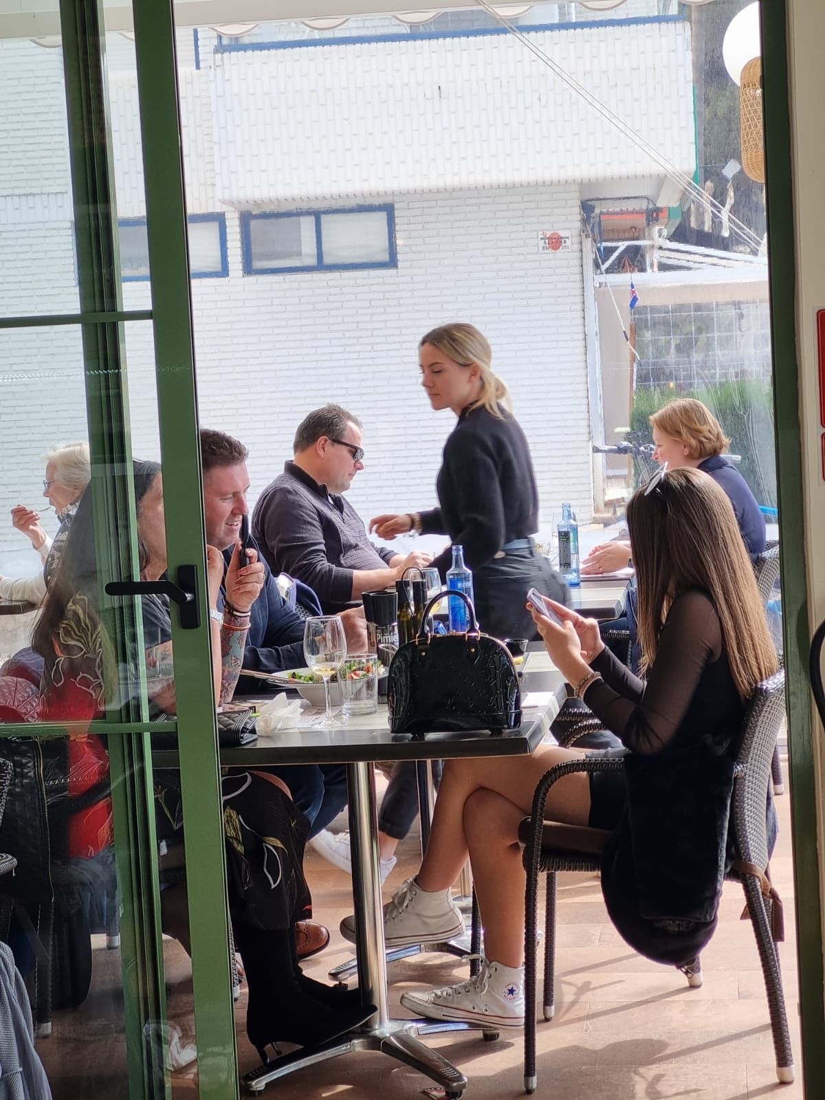 GRAN OPORTUNIDAD DE TRASPASO EN ALBIR, RESTAURANTE TOTALMENTE RENOVADO Y LISTO PARA ENTRAR