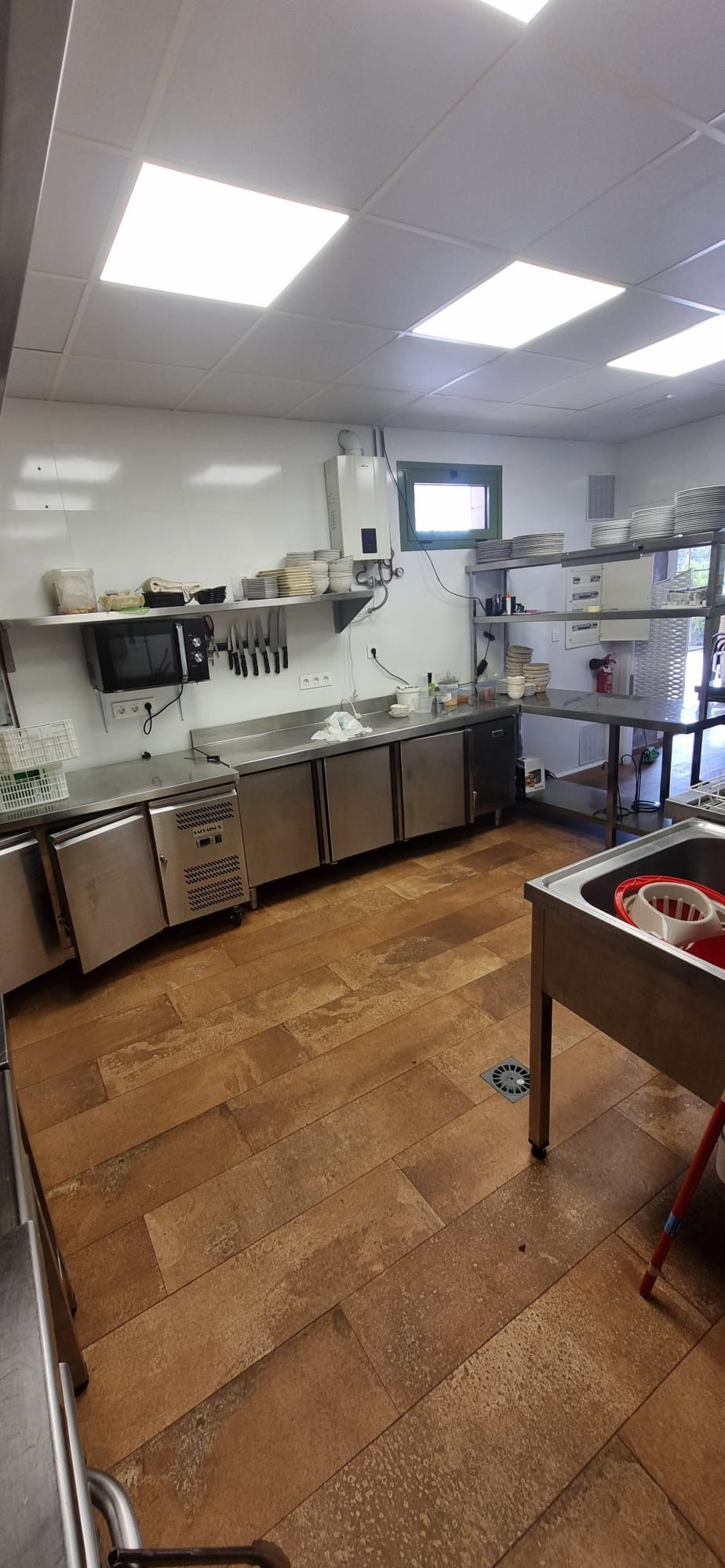 GRAN OPORTUNIDAD DE TRASPASO EN ALBIR, RESTAURANTE TOTALMENTE RENOVADO Y LISTO PARA ENTRAR