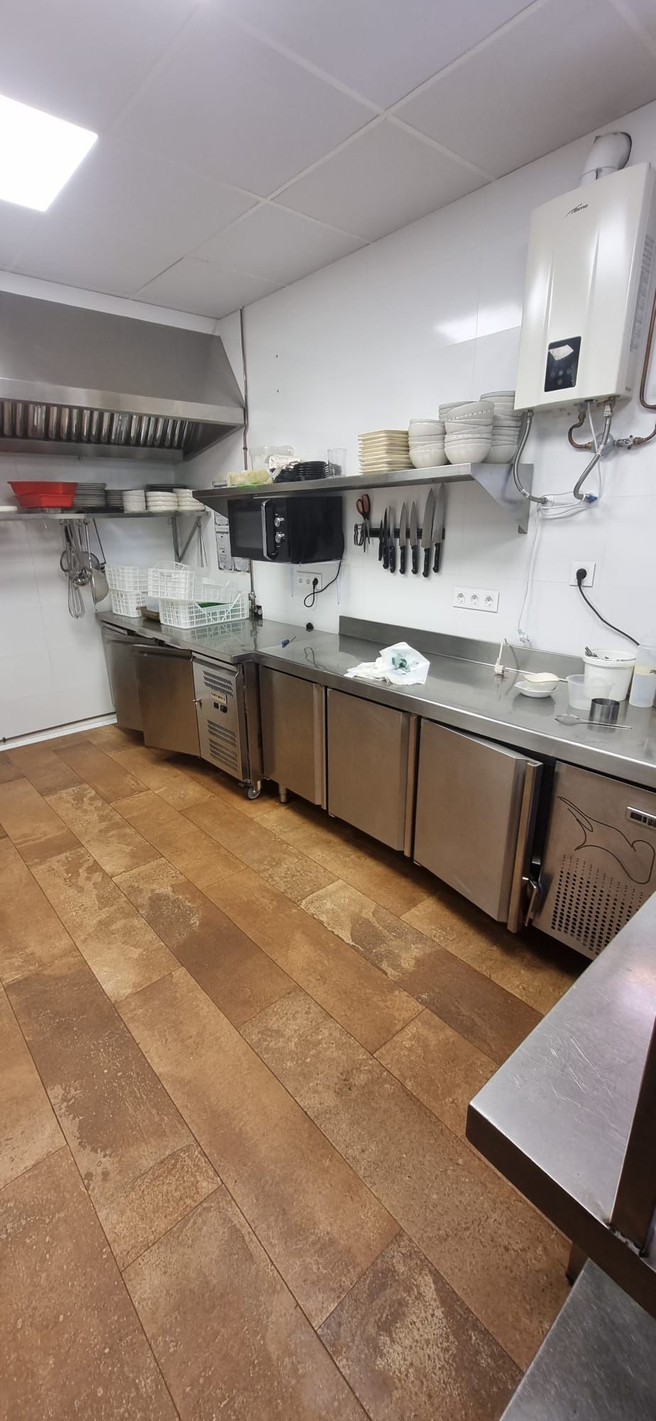 GRAN OPORTUNIDAD DE TRASPASO EN ALBIR, RESTAURANTE TOTALMENTE RENOVADO Y LISTO PARA ENTRAR