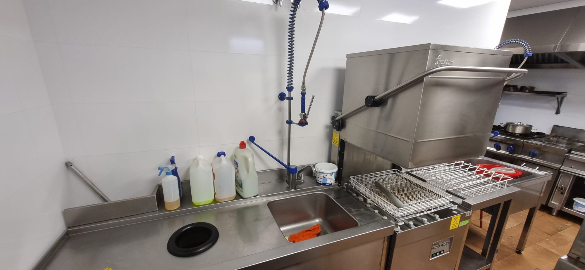 GRAN OPORTUNIDAD DE TRASPASO EN ALBIR, RESTAURANTE TOTALMENTE RENOVADO Y LISTO PARA ENTRAR