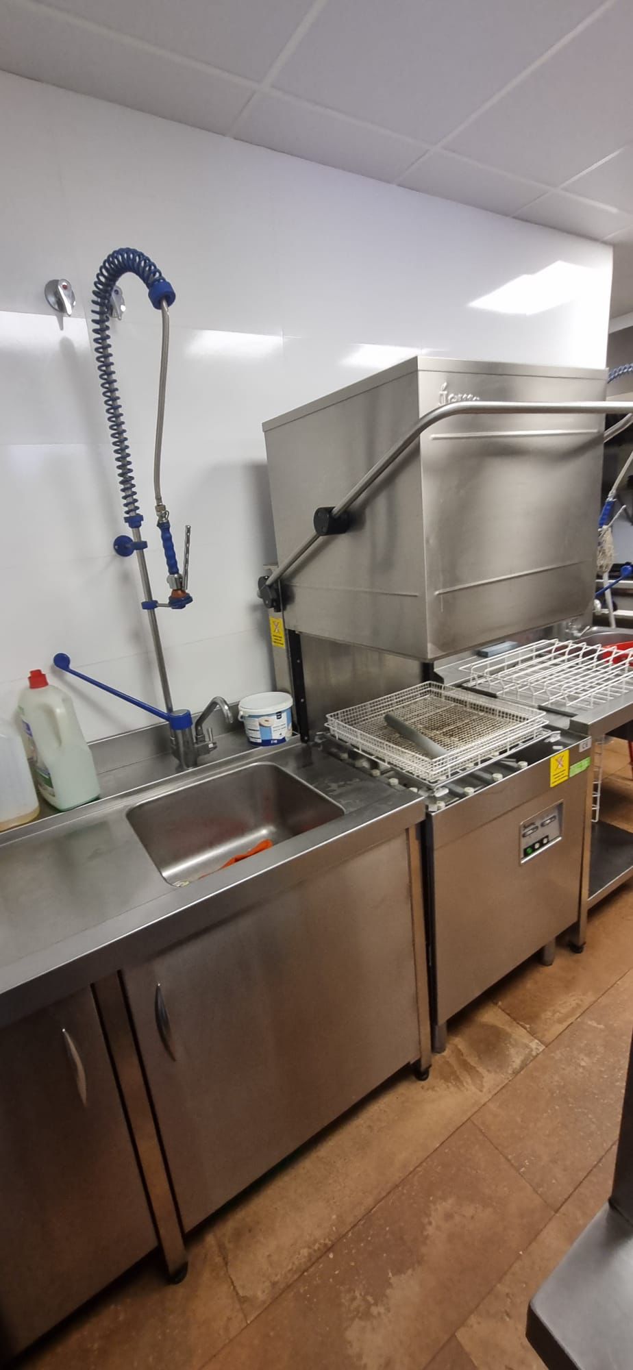 GRAN OPORTUNIDAD DE TRASPASO EN ALBIR, RESTAURANTE TOTALMENTE RENOVADO Y LISTO PARA ENTRAR