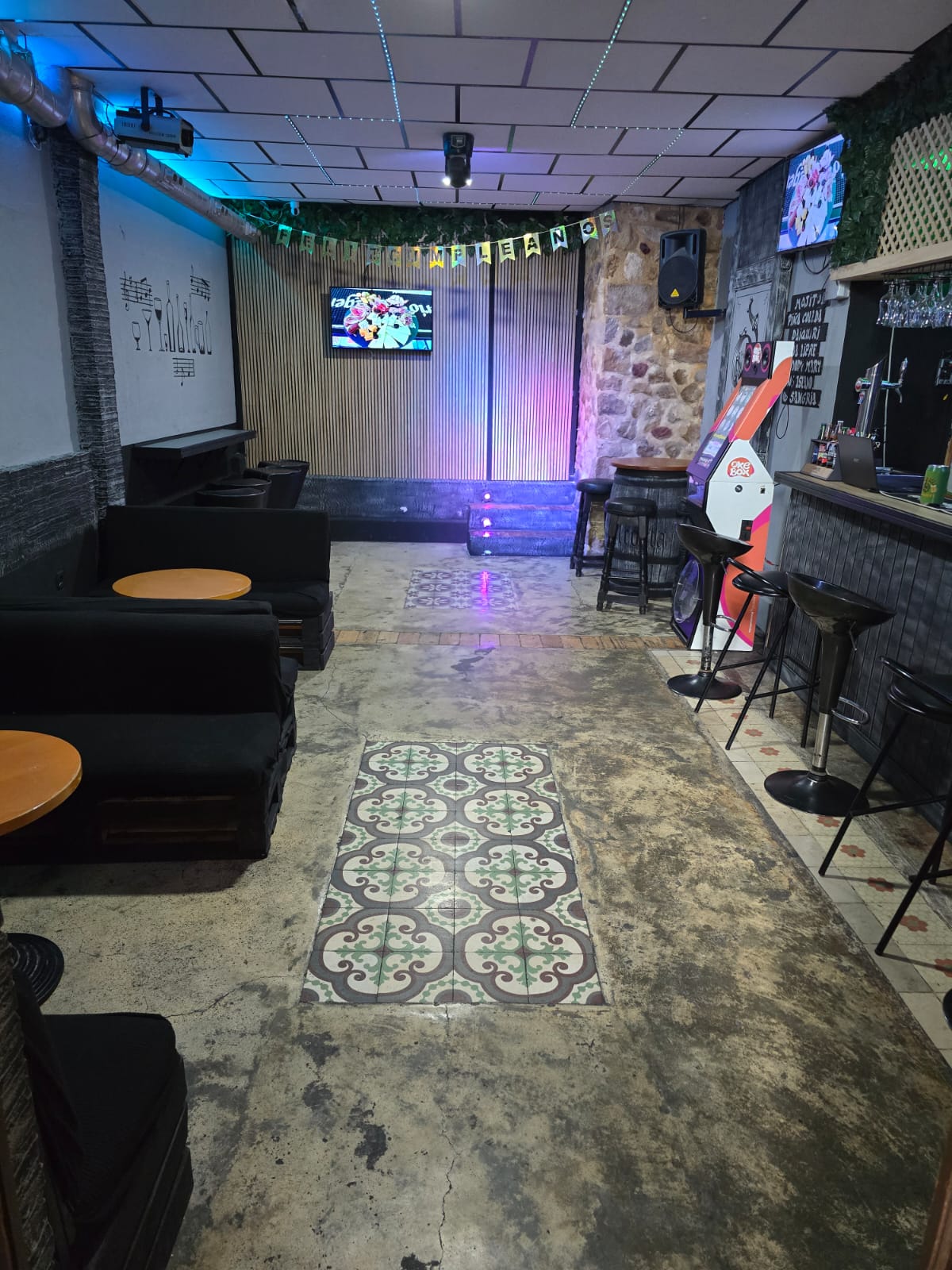 TIL OVERLEVERING: KARAOKE PUB I DET FULLSTENDIGE HJERTET AV ALTEA
