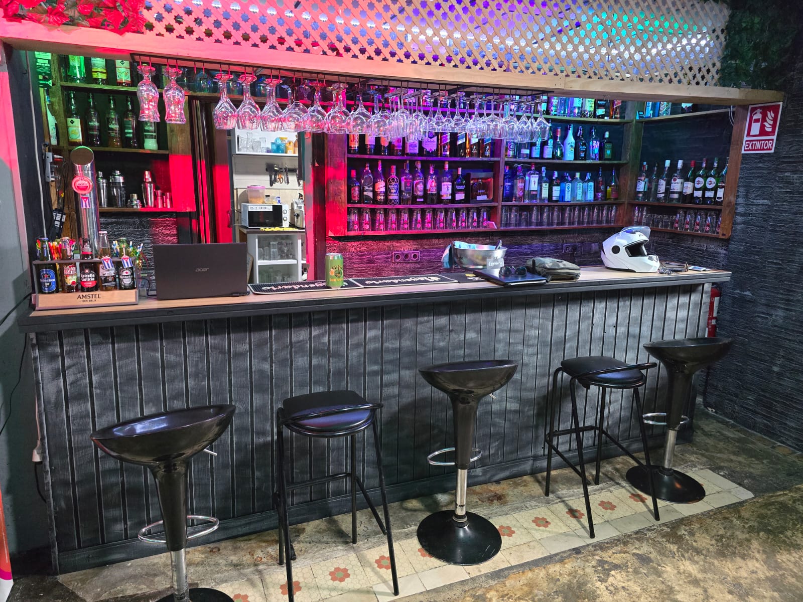TIL OVERLEVERING: KARAOKE PUB I DET FULLSTENDIGE HJERTET AV ALTEA