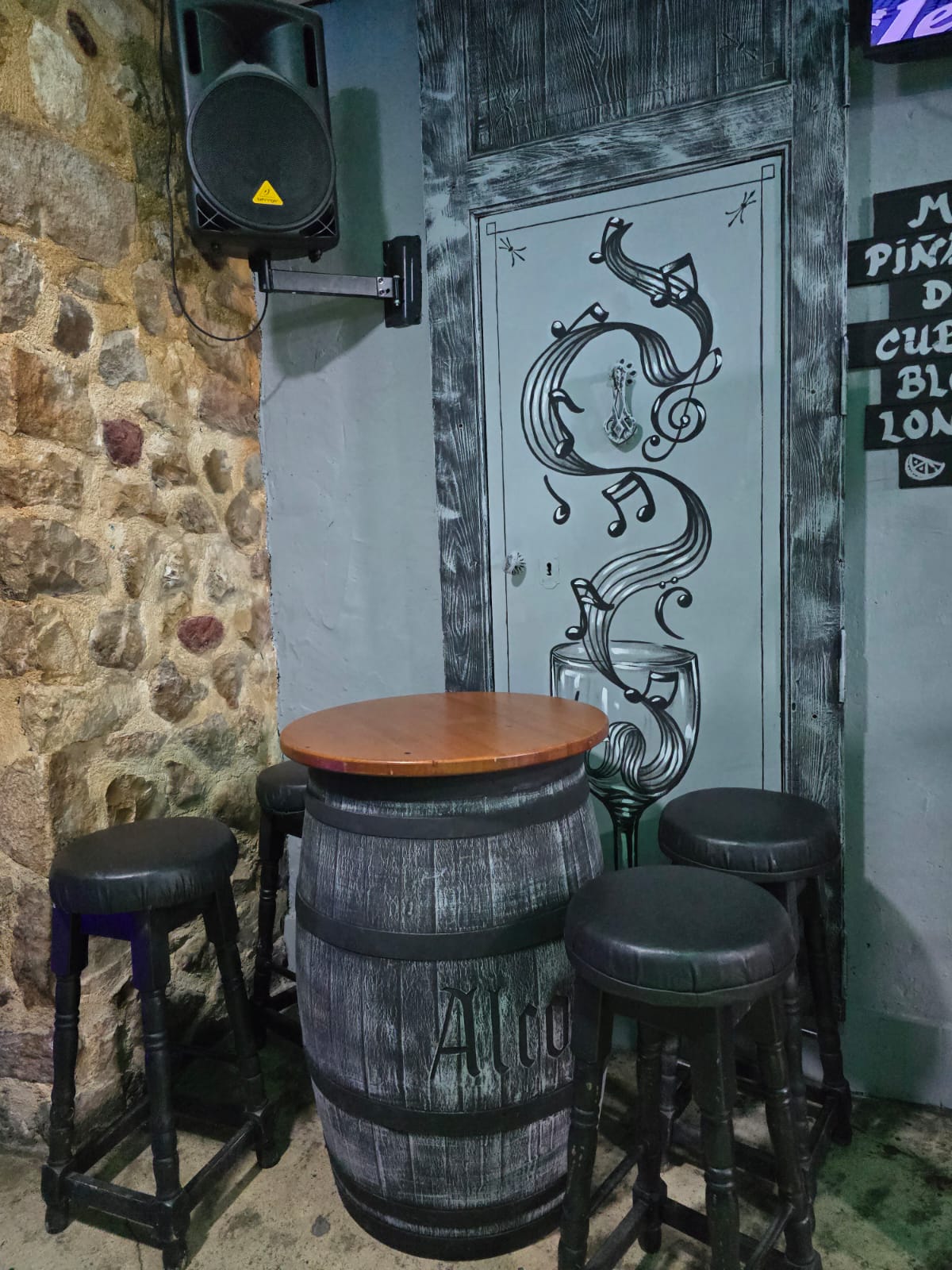 TIL OVERLEVERING: KARAOKE PUB I DET FULLSTENDIGE HJERTET AV ALTEA