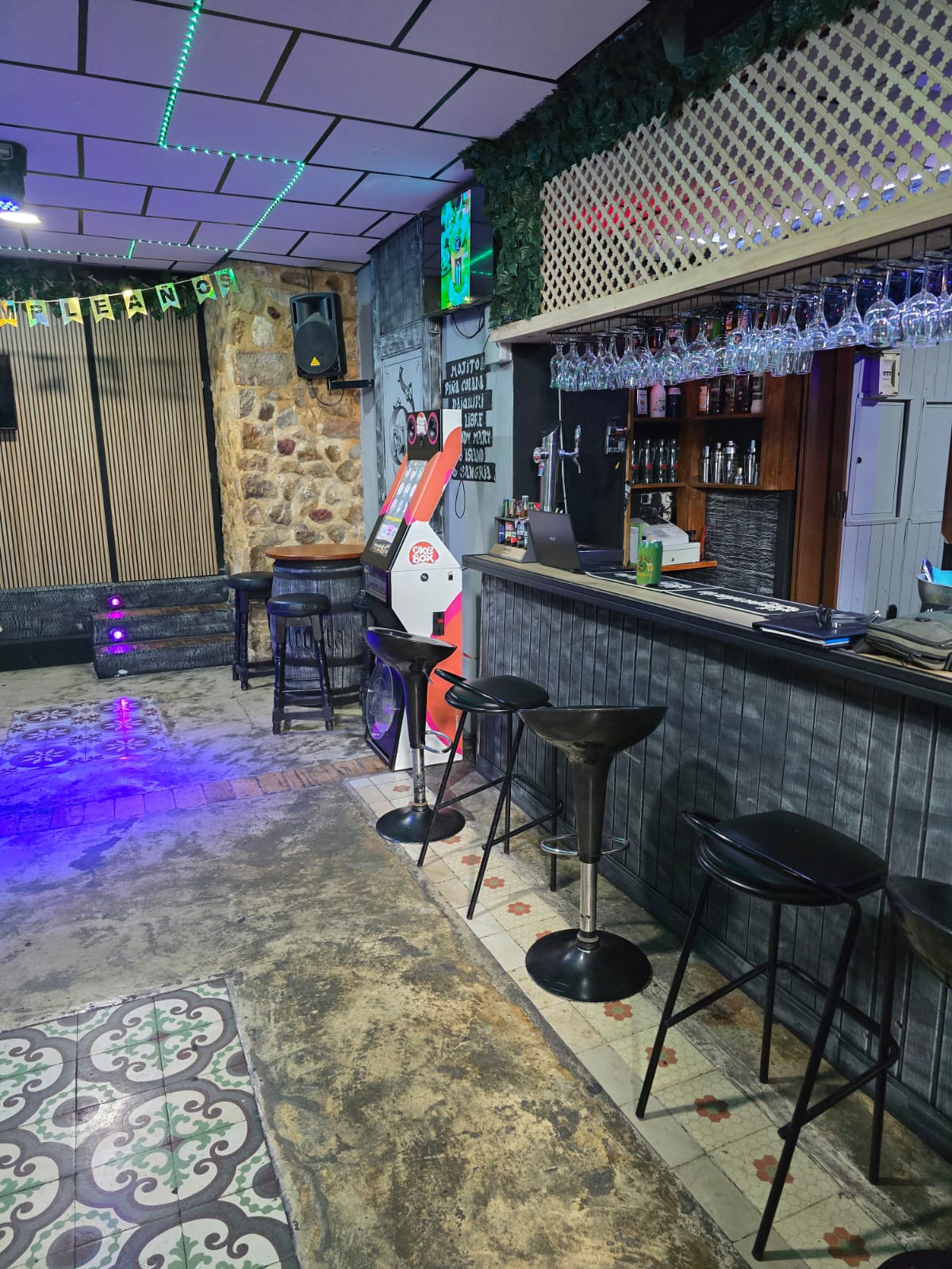TIL OVERLEVERING: KARAOKE PUB I DET FULLSTENDIGE HJERTET AV ALTEA