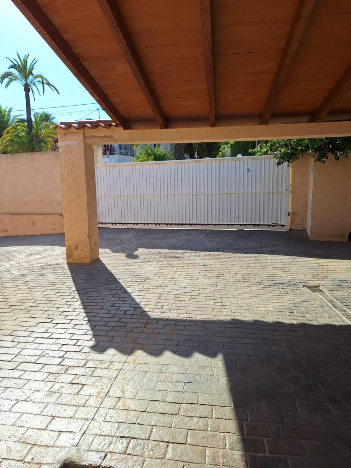 ¡Oportunidad única de alquiler en el corazón de Albir!