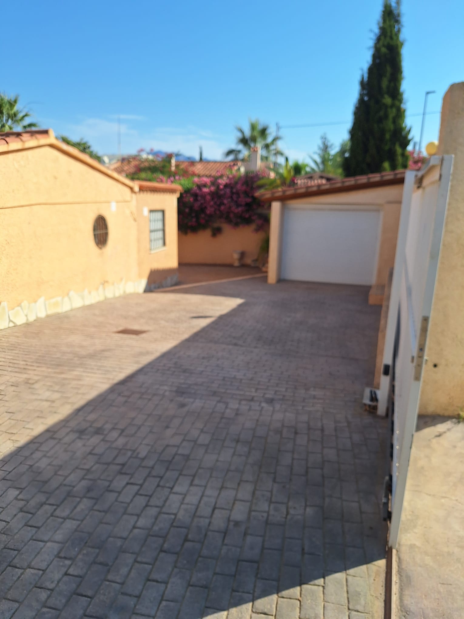 ¡Oportunidad única de alquiler en el corazón de Albir!